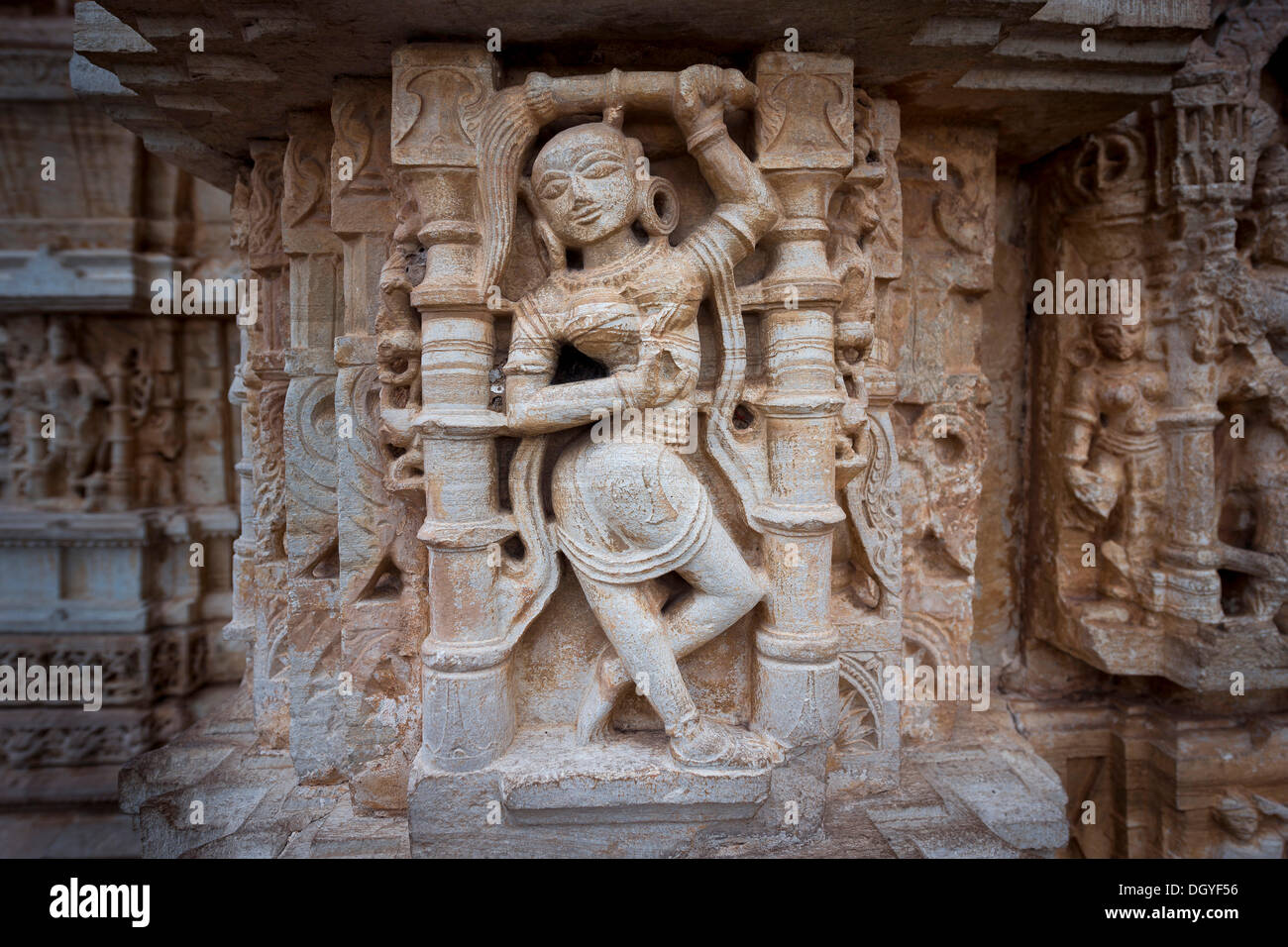 Weibliche Steinskulptur, Vijaya Stambha Sieg Turm, Chittorgarh Fort, Chittorgarh, Rajasthan, Indien Stockfoto