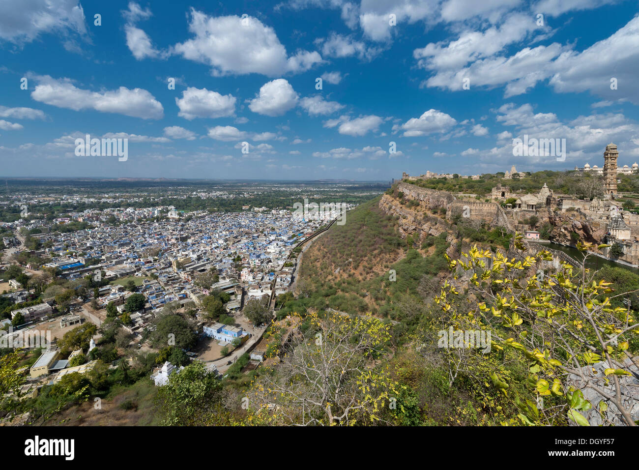 Festungsmauer, Chittorgarh Fort der Hindu Rajput Prinzen mit einer Tempelanlage und Vijaya Stambha, ein Sieg-Turm Stockfoto