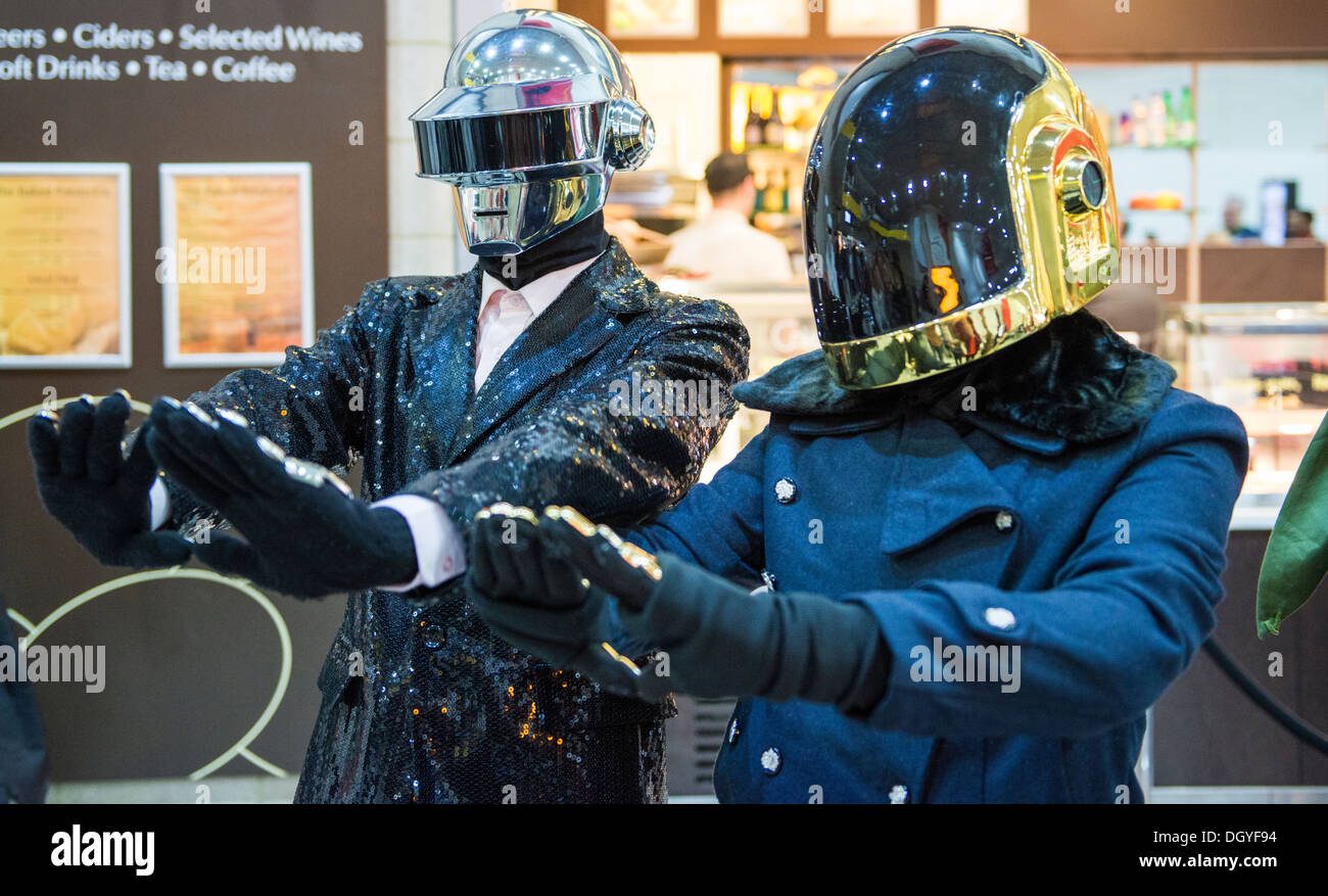 LONDON, UK - 26. Oktober: Cosplayer verkleidet als das musikalische Duo aus Daftpunk in der Comicon auf das Excel Centre MCM Expo. Stockfoto