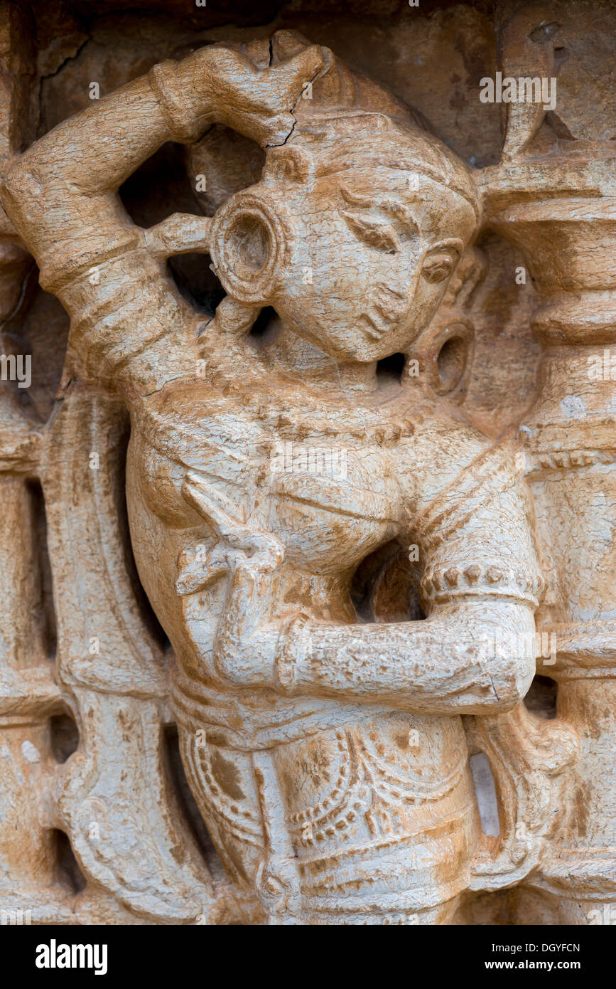 Weibliche Steinskulptur, Vijaya Stambha Sieg Turm, Chittorgarh Fort, Chittorgarh, Rajasthan, Indien Stockfoto
