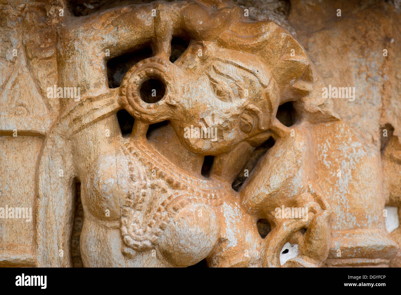Weibliche Steinskulptur, Vijaya Stambha Sieg Turm, Chittorgarh Fort, Chittorgarh, Rajasthan, Indien Stockfoto