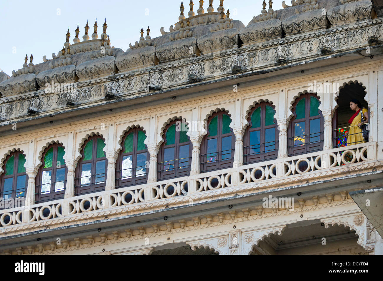 Windows im öffentlich zugänglichen Teil des Stadtschlosses der Maharana von Udaipur, Udaipur, Rajasthan, Indien Stockfoto