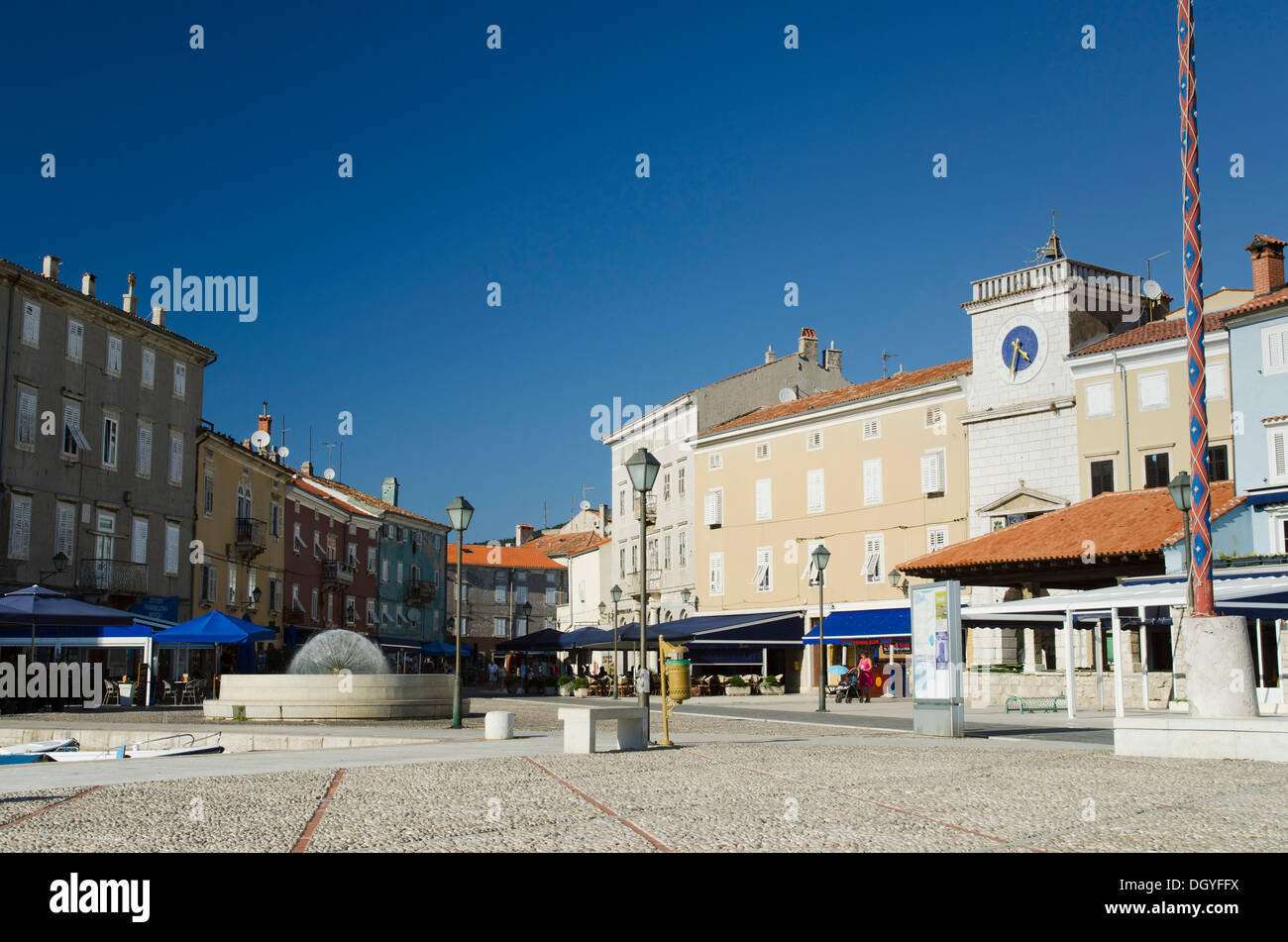 Zentralen Platz mit einem Brunnen in der Stadt Cres, Insel Cres, Adria, Kvarner Bucht, Kroatien, Europa Stockfoto