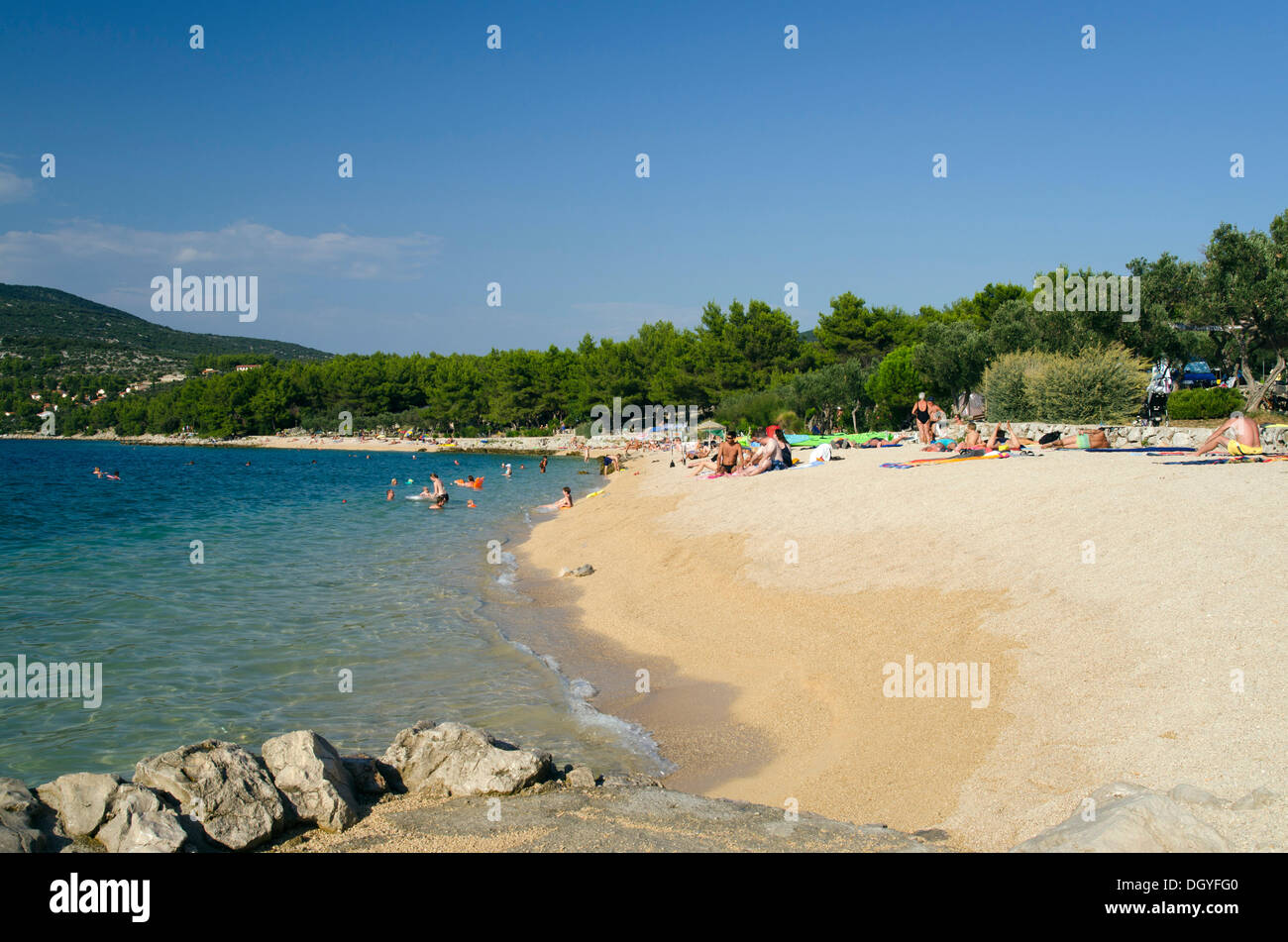 Touristen auf den sandigen Strand des Camping Kovacine Baden in der Nähe von der Stadt Cres, Insel Cres, Adria, Kvarner Bucht, Kroatien Stockfoto