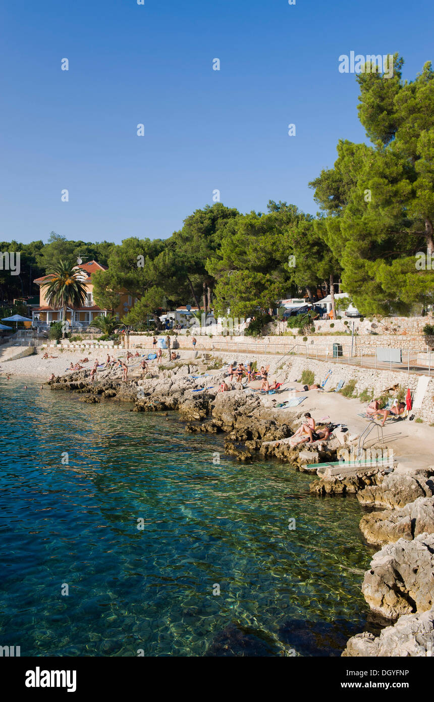 Strand des Campingplatzes Cikat, Mali Losinj, Losinj Insel, Adria, Kvarner Bucht, Kroatien, Europa Stockfoto