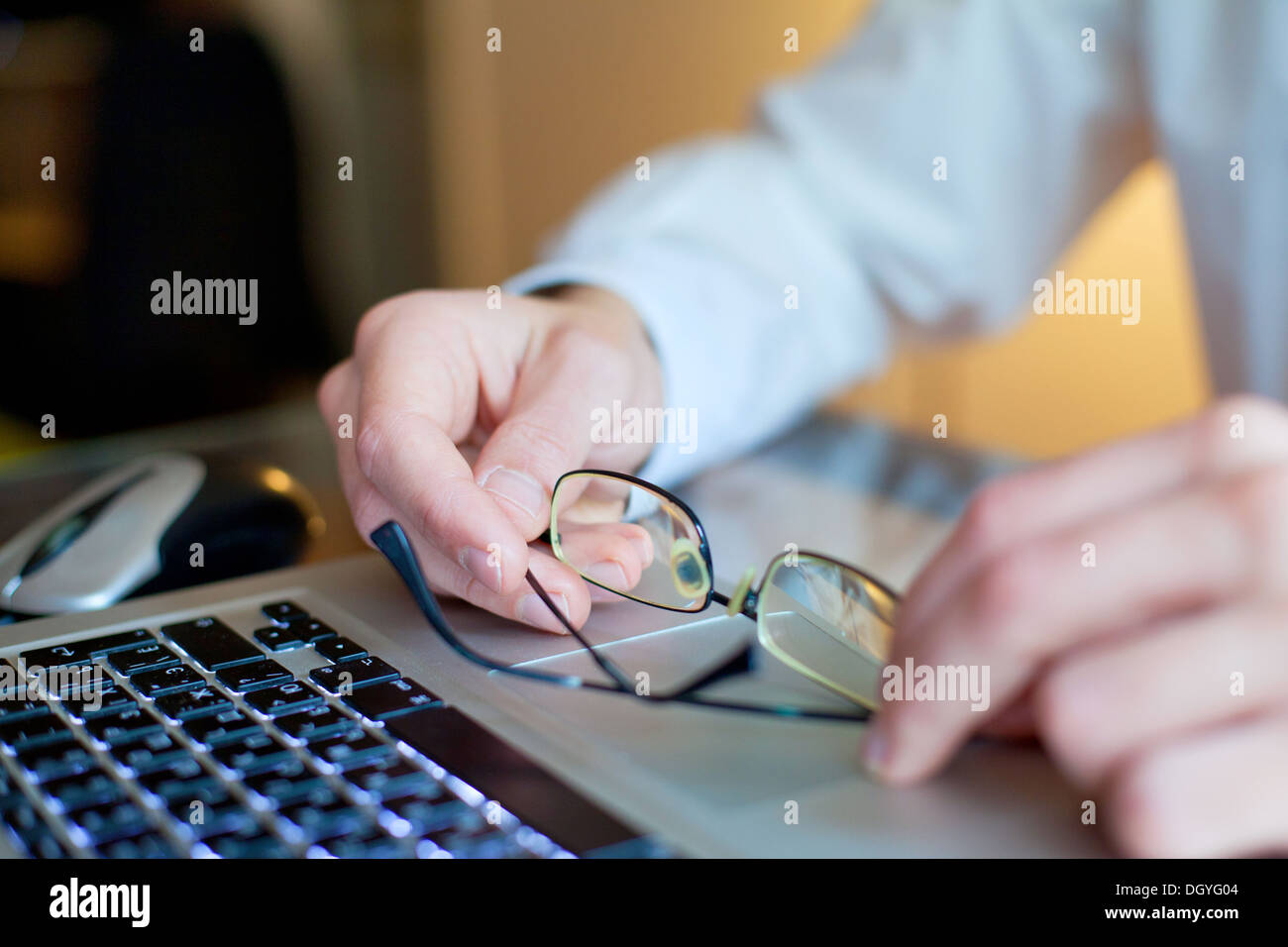 Überstunden im Büro müde Geschäftsmann Stockfoto