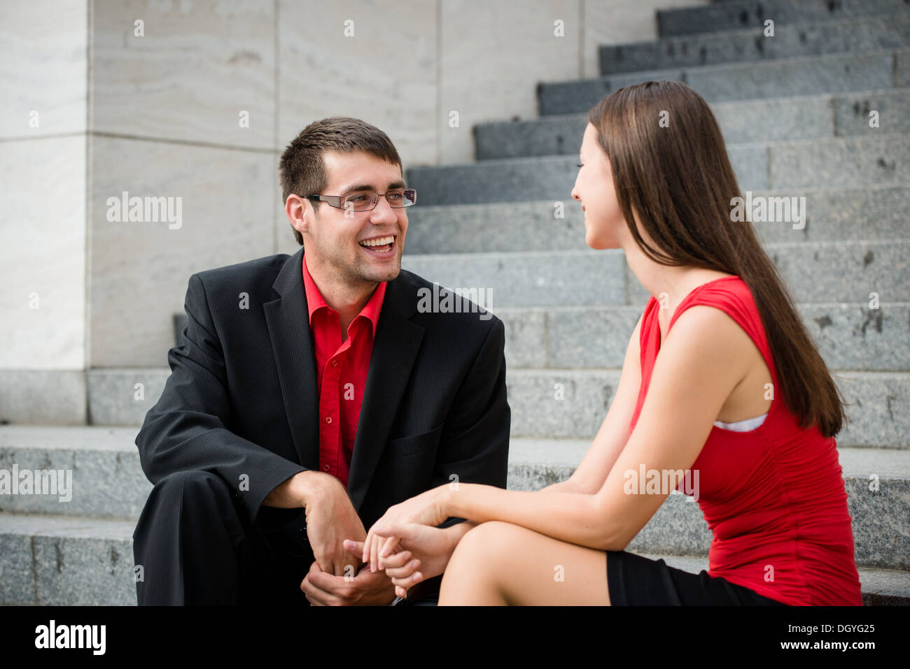 Kollegen - junge Geschäftsleute Gespräch sitzt auf der Treppe Stockfoto
