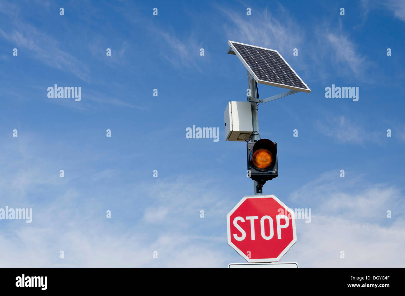 Bereitstellung der Energie für eine Warnleuchte an einer Kreuzung Solarzellen Golf von Kvarner, Adria, Insel Pag, Vlasici Stockfoto