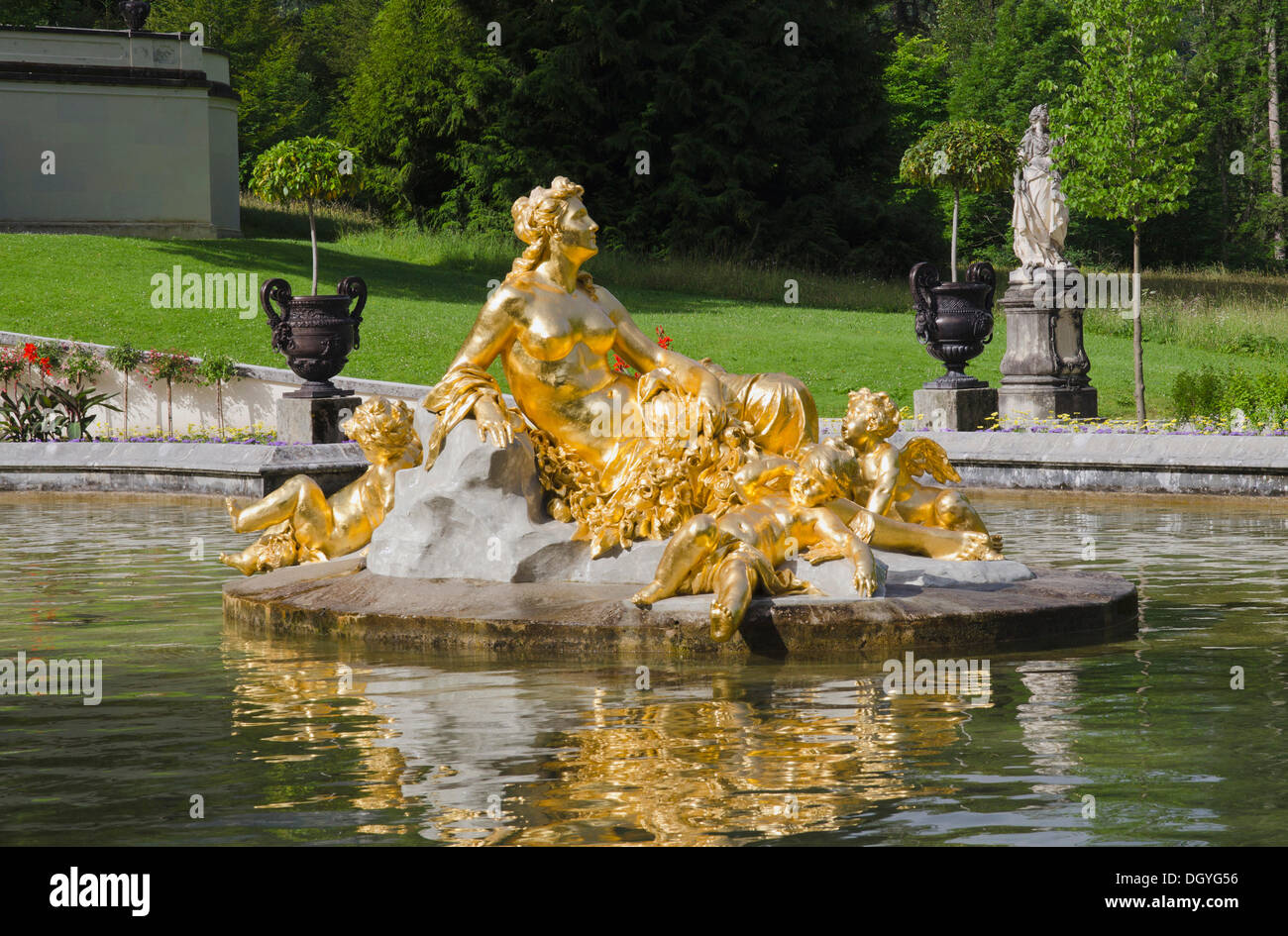 Goldener Brunnen, Schloss Linderhof Palast von König Ludwig II, Graswang Tal, Ammergauer Alpen, Oberammergau, Oberbayern Stockfoto