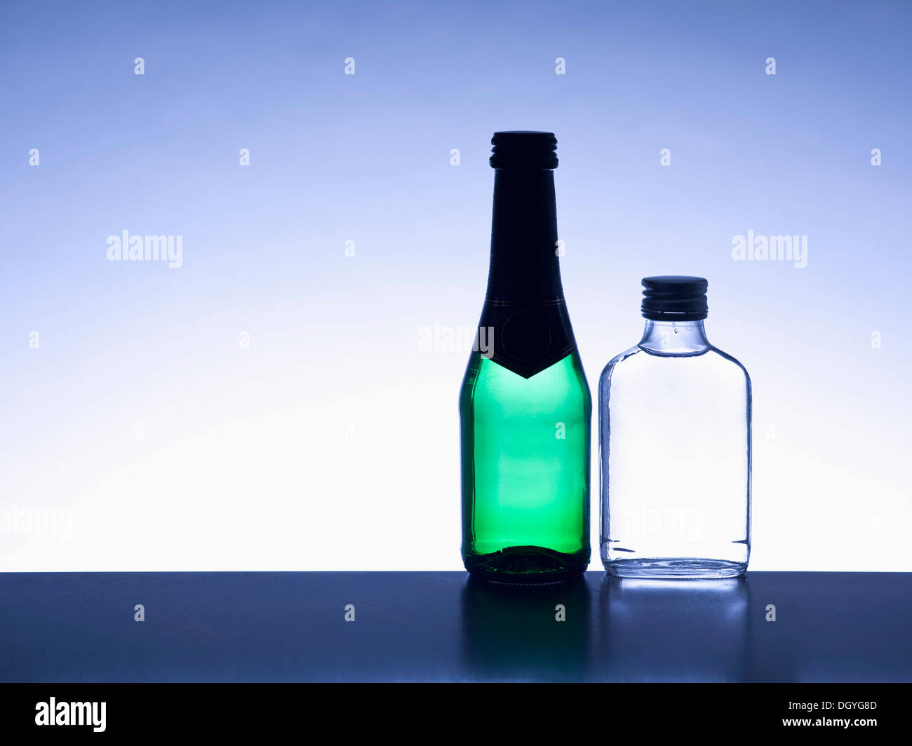 Zwei Miniatur Flaschen Alkohol nebeneinander ohne Etiketten, Gegenlicht Stockfoto