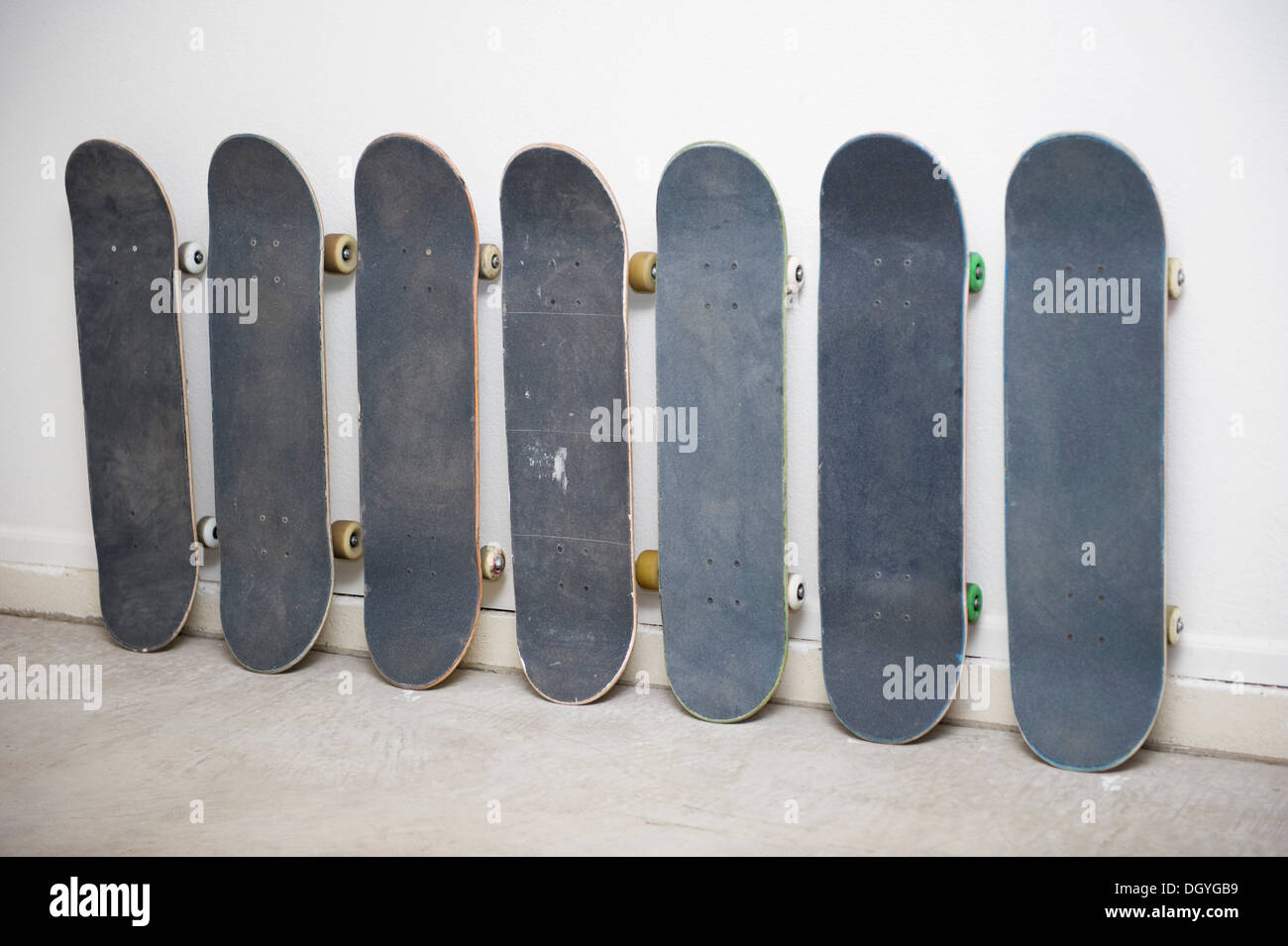 Reihe von Skateboards an Wand, man hat ein Bild von einem indianischen drauf Stockfoto