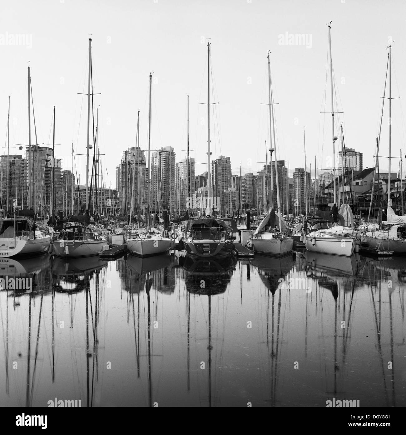Wolkenkratzer und Boote spiegeln sich im Wasser der Marina in Vancouver, British Columbia, Kanada Stockfoto
