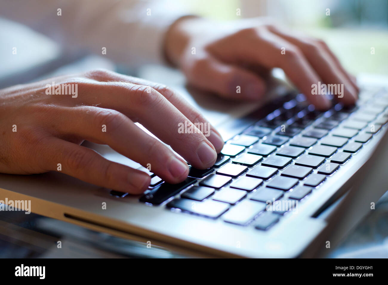 Hände des Mannes Geschäftstyp auf der Tastatur des Computers Stockfoto