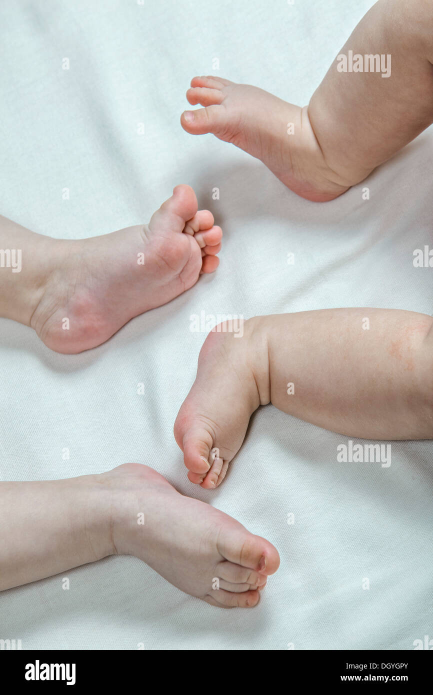 Zwei barfuß Babys hinlegen, Füße in Nahaufnahme Stockfoto