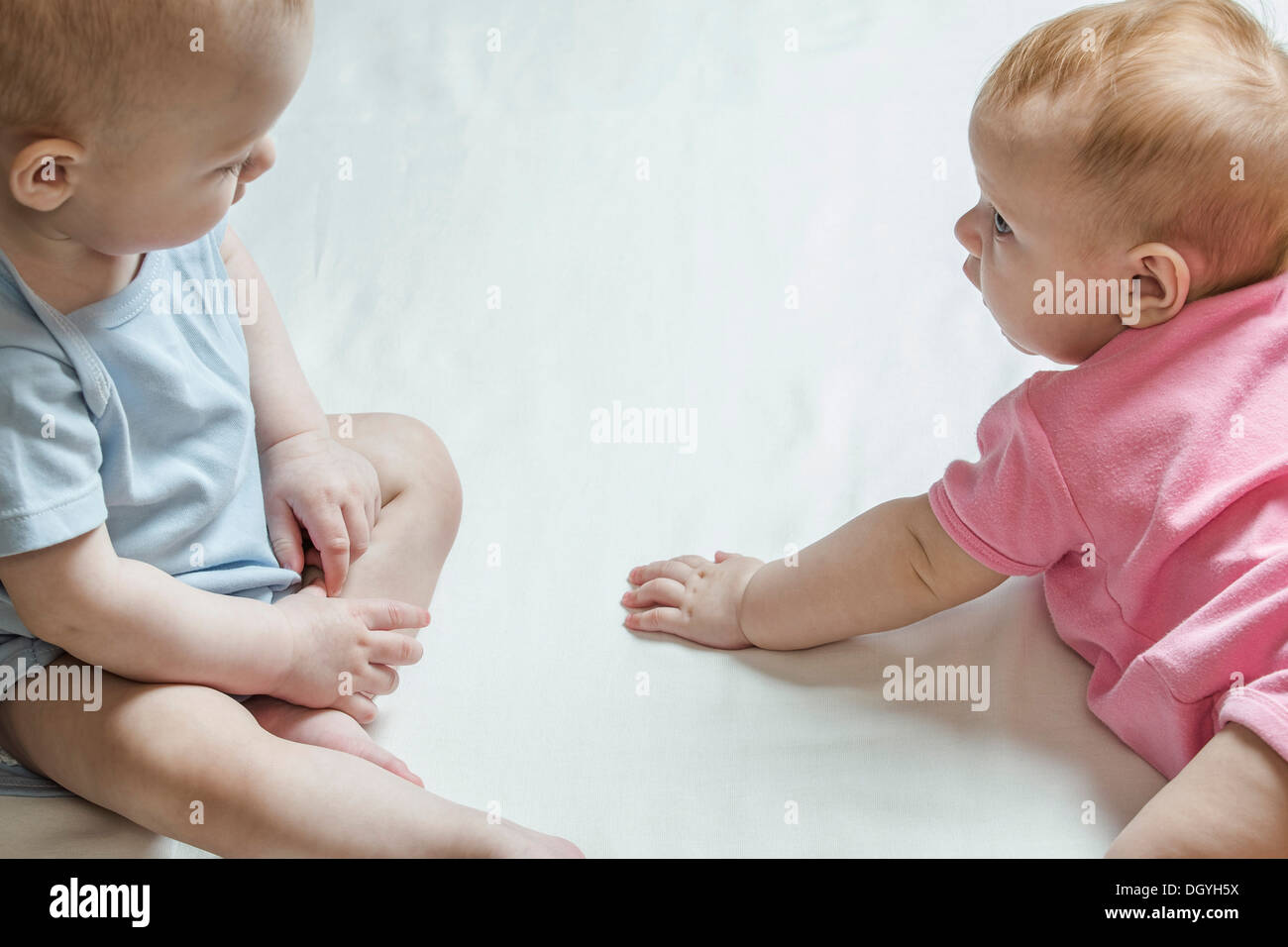 Zwei Babys sahen einander neugierig Stockfoto