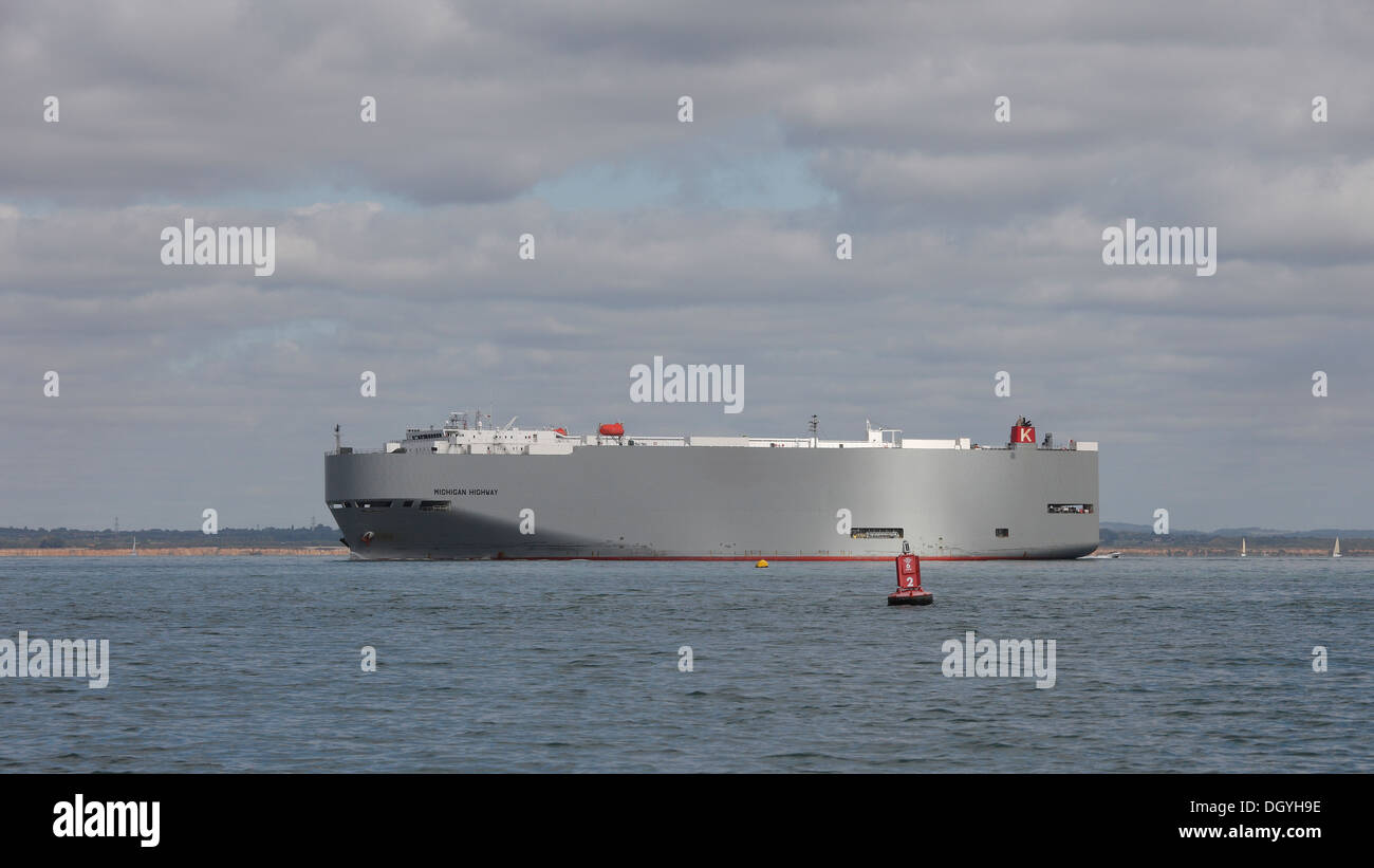 Fahrzeug Träger Michigan Highway in den Solent in Richtung Southampton Cowes, Isle Of Wight, Hampshire, England Stockfoto