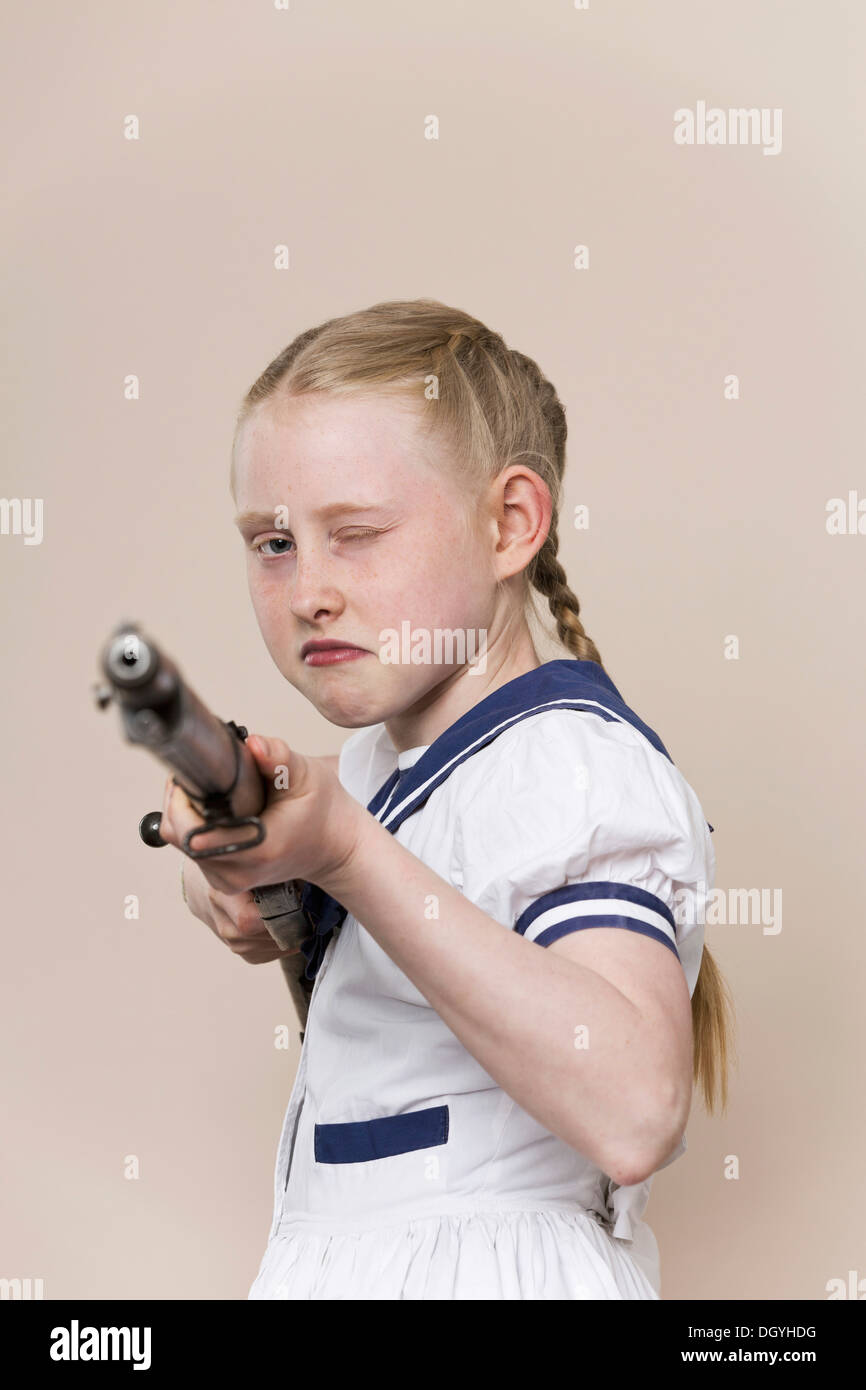 Ein hartes Mädchen Kleid ein Matrose mit dem Ziel einer Gewehrs an der Kamera Stockfoto