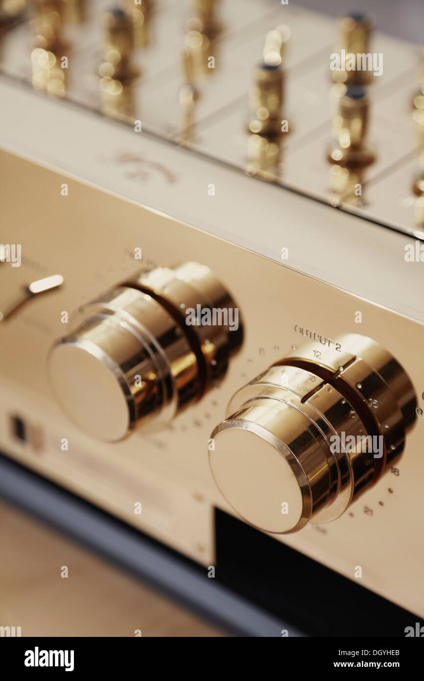 Zifferblätter auf eine goldene Farbe Stereo, extreme Nahaufnahme Stockfoto