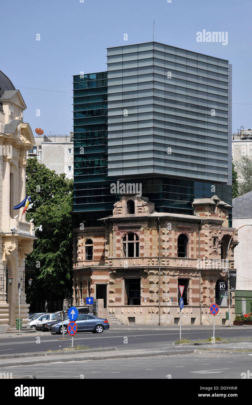 Neues Haus um altes Haus gebaut, auf dem Platz der Revolution, Bukarest, Rumänien, Europa Stockfoto