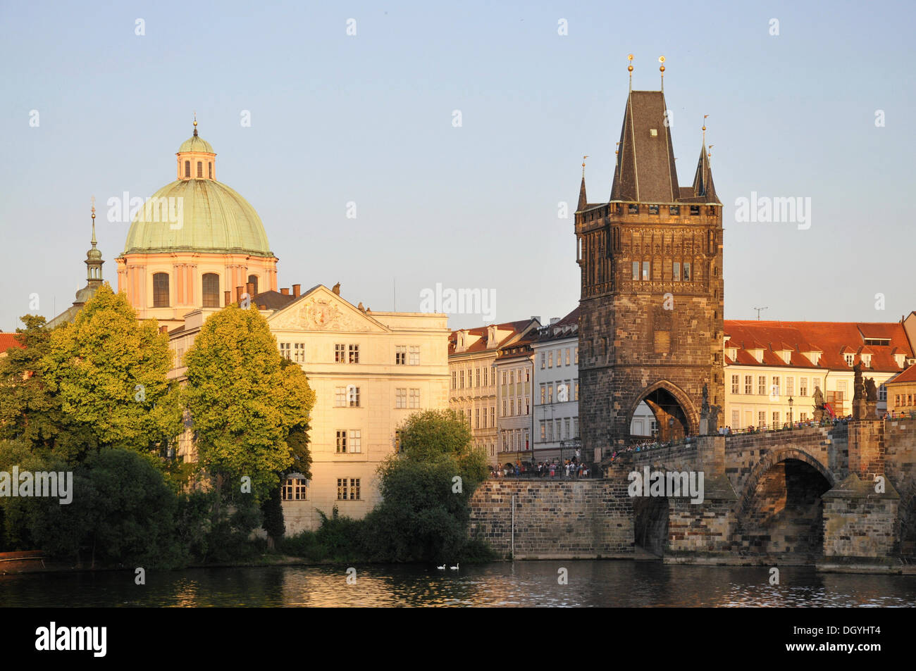 Atmosphäre am Abend, Turm der Karlsbrücke, Altstadt, Prag, Tschechische Republik, Europa Stockfoto