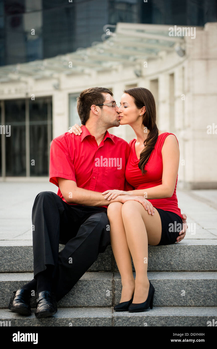 Lifestyle-Foto der jungen küssen Geschäftsleute im Freien in der Straße Stockfoto