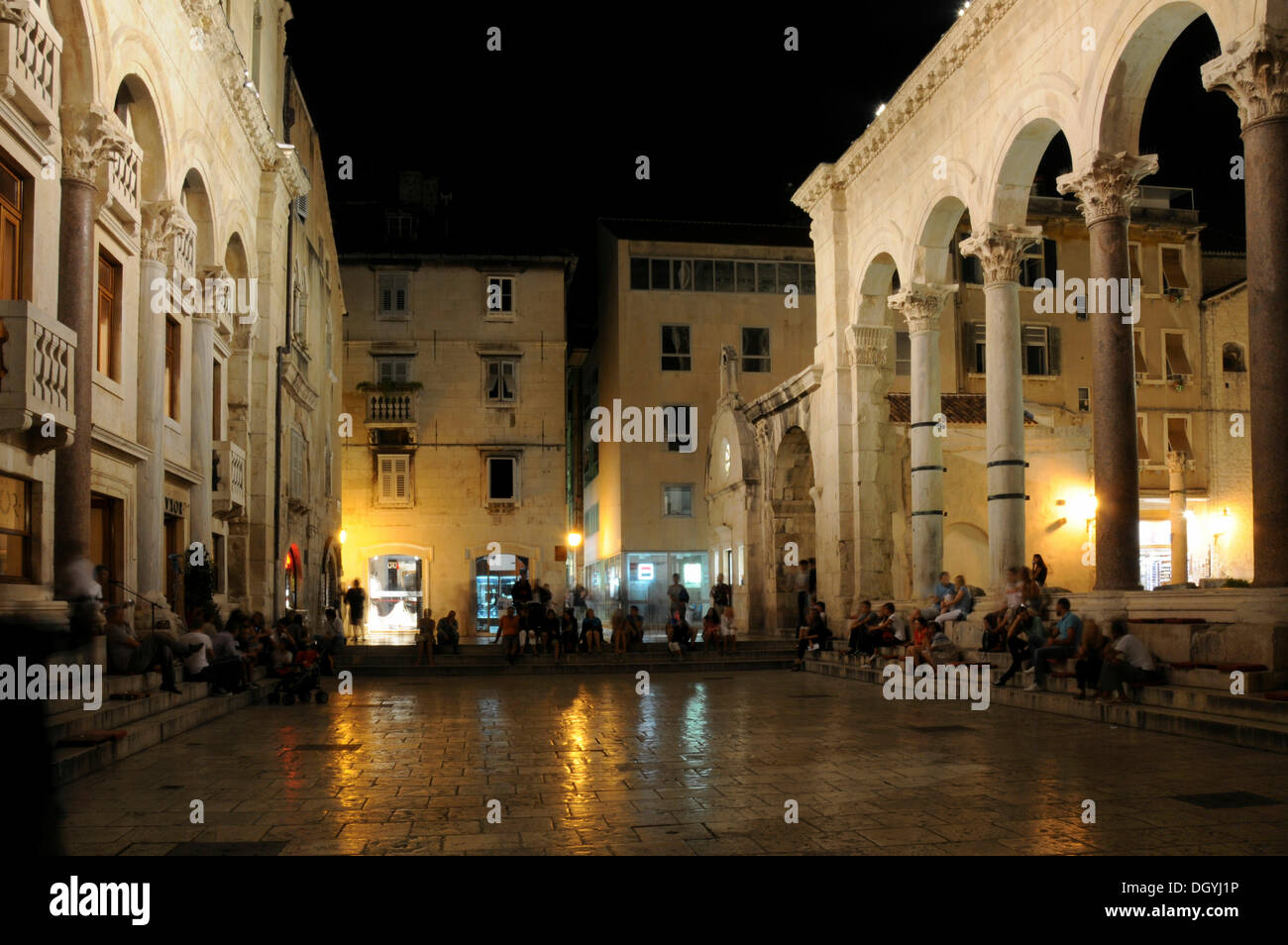 Historische Altstadt, Nacht, Peristil, Palast des Diokletian, Split, Kroatien, Europa Stockfoto