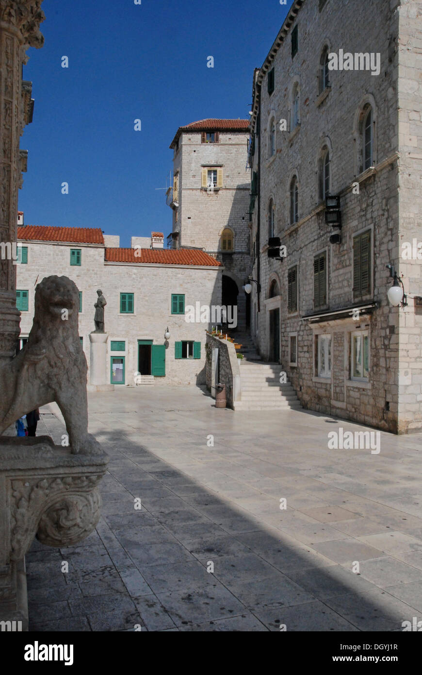 Historische Altstadt, Löwe vor der Kathedrale Sveti Jakov, Kathedrale von St. James, auf Trg Republike hrvatske, Sibenik Stockfoto