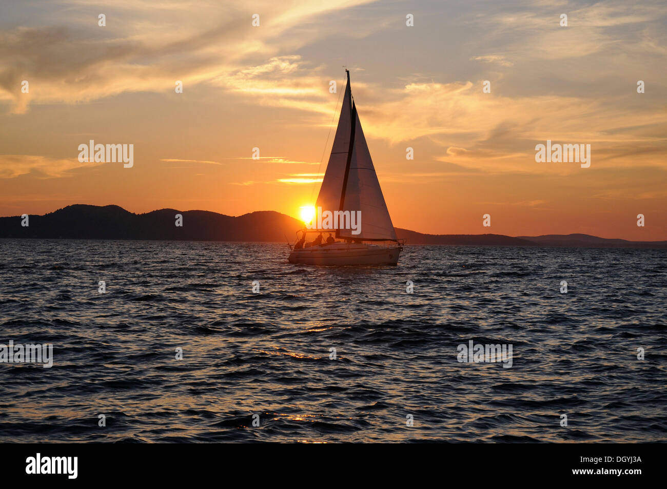 Der Sonnenuntergang am Meer, Segelschiff, Zadar, Kroatien, Europa Stockfoto