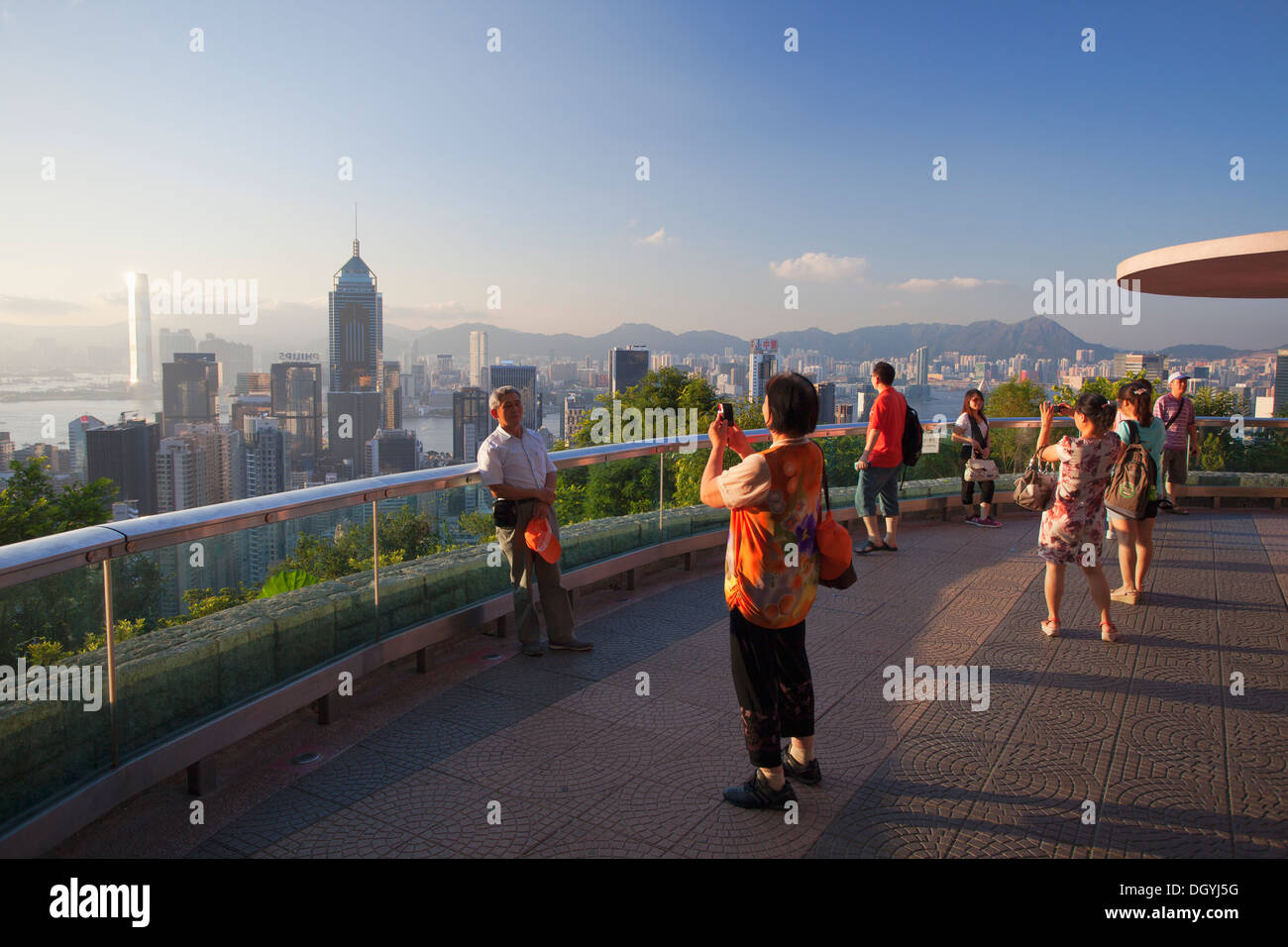 Chinesische Touristen fotografieren Skyline von Hong Kong aus Sicht, Hong Kong Island, Hong Kong Stockfoto