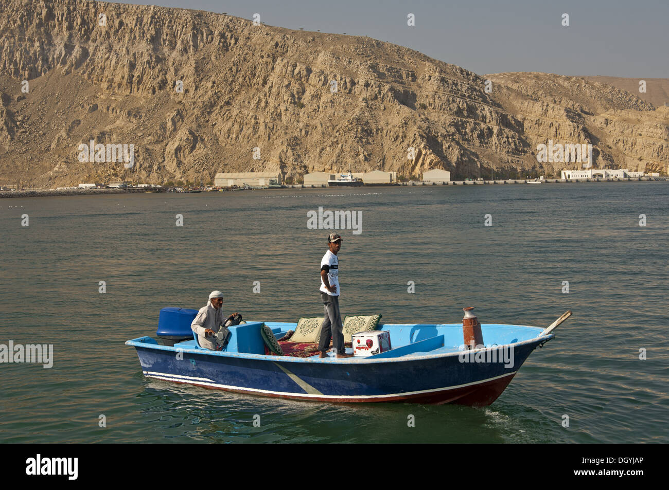 Zwei arabische Männer in einem Motorboot, Musandam, Oman Stockfoto