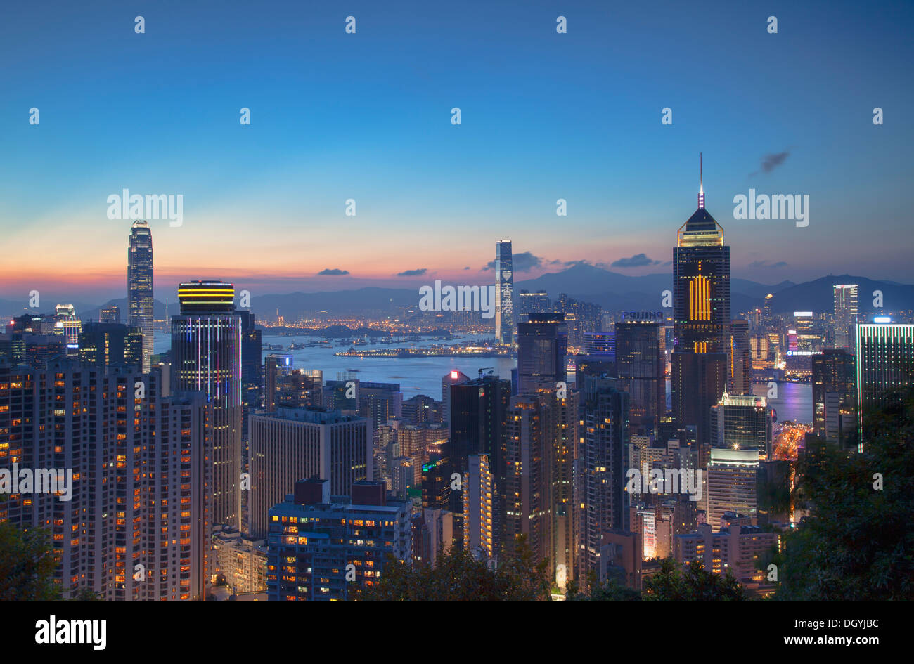 Skyline von Hong Kong Island und Kowloon bei Sonnenuntergang, Hong Kong Stockfoto