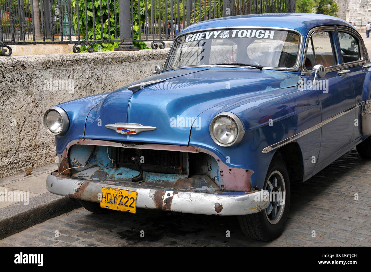 Blauer Oldtimer, Plaza de Armas, Altstadt, Havanna, Kuba, Karibik, Mittelamerika Stockfoto