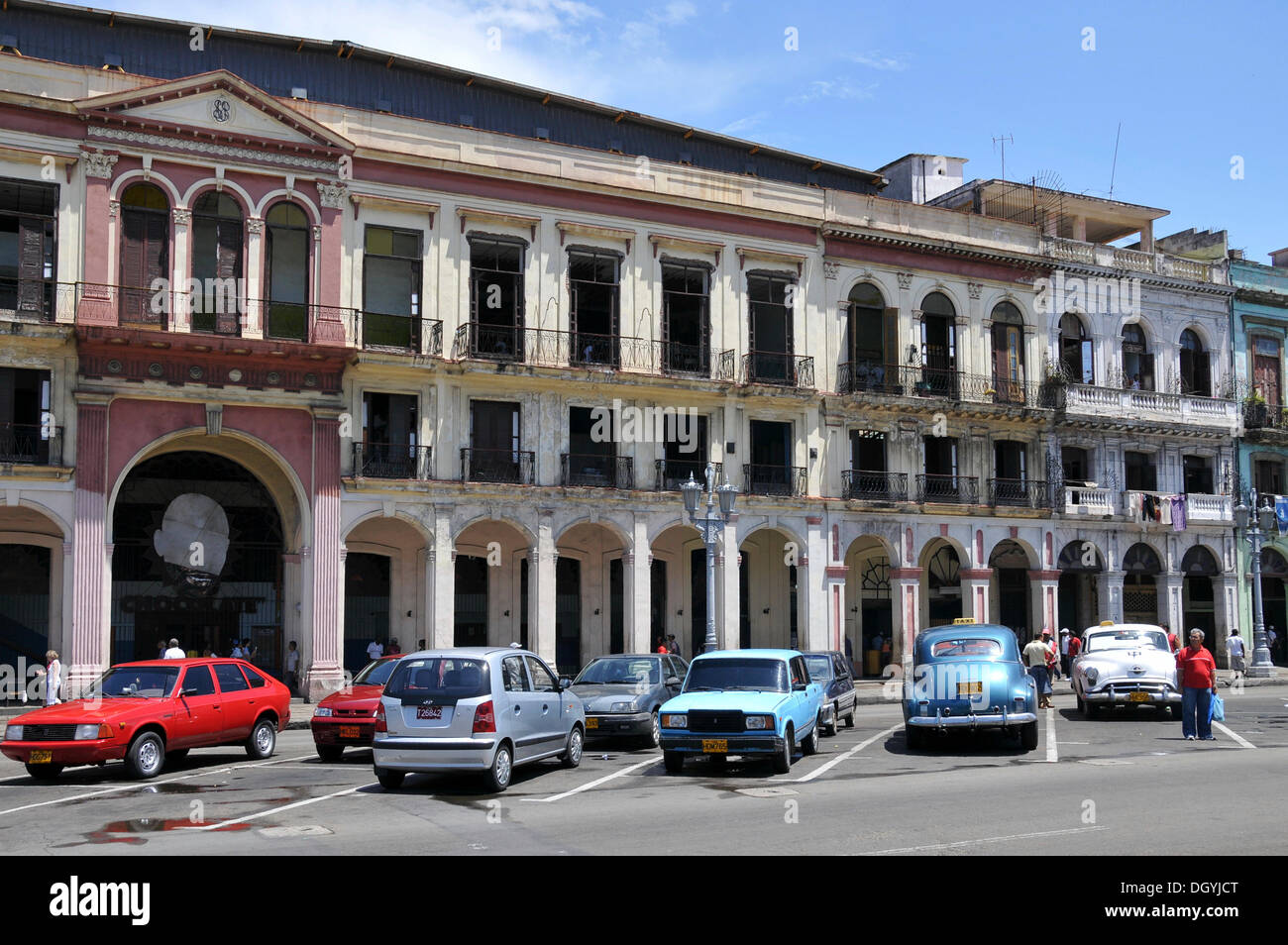 Häuser mit Blick auf das Kapitol, Paseo de Marti, Altstadt, Havanna, Kuba, Karibik, Zentralamerika Stockfoto