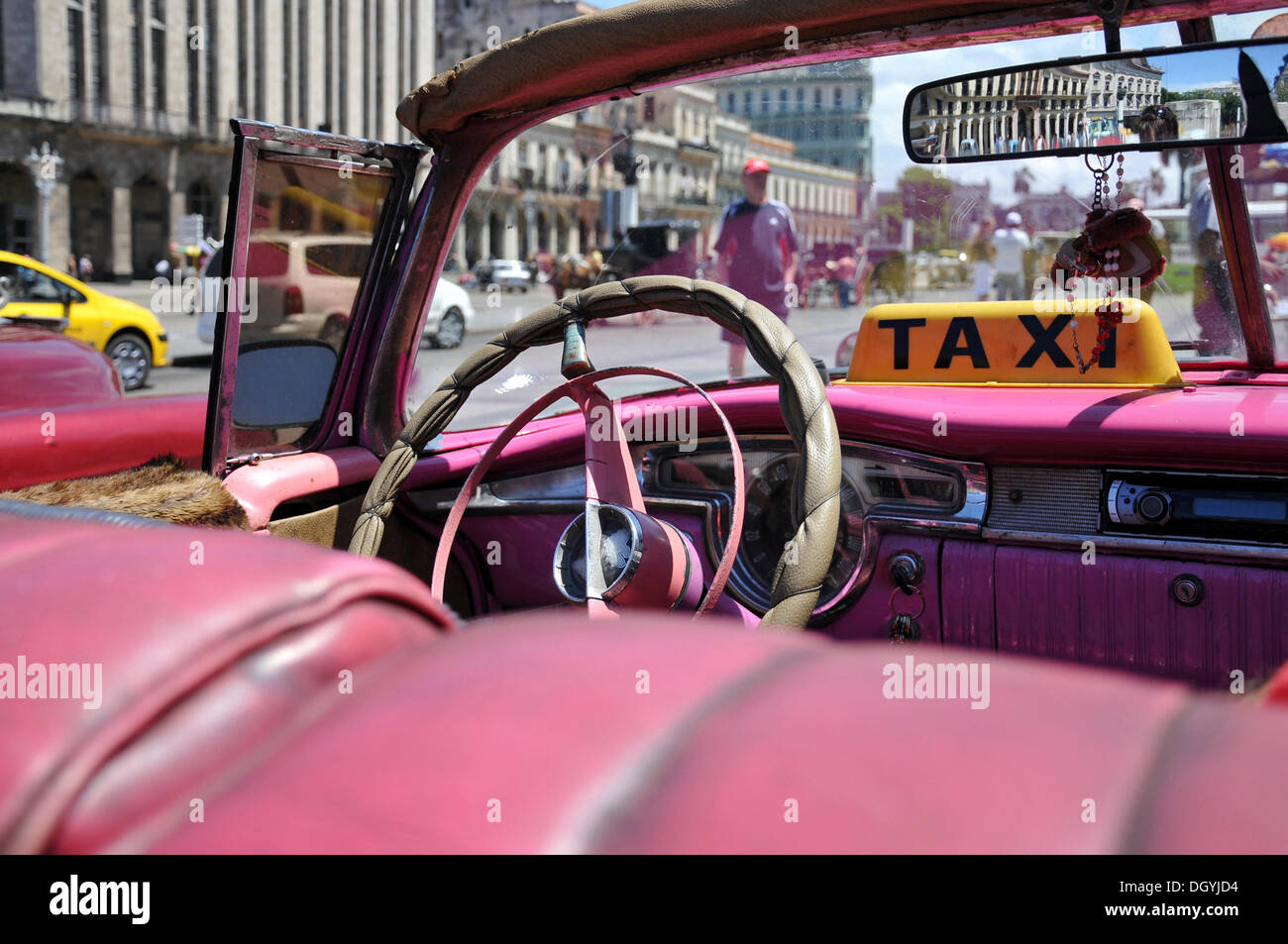 Classic Car vor dem Kapitol, Havanna geparkt, der historische Bezirk, Kuba, Karibik, Zentralamerika Stockfoto