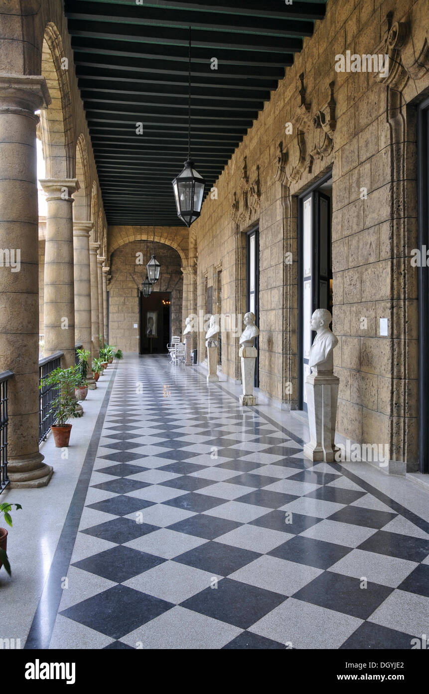 Arkaden im Palacio de Los Capitanes generales Palast, dem Plaza de Armas Square, Havanna, historischen Bezirk, Kuba, Karibik Stockfoto