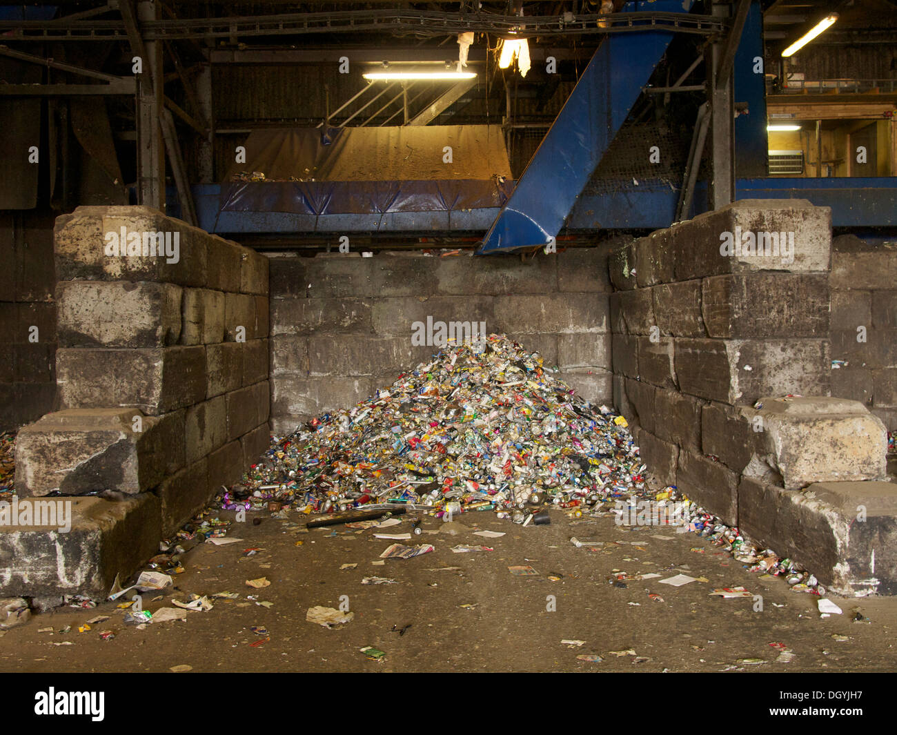 Verpackungen aus Metall Material getrennt vom Hausmüll in recycling-Anlage in Heerenveen, Niederlande Stockfoto
