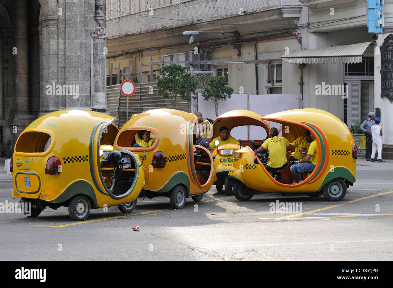 Coco Taxis, Central Plaza, Havanna, Altstadt, Kuba, Karibik, Zentralamerika Stockfoto