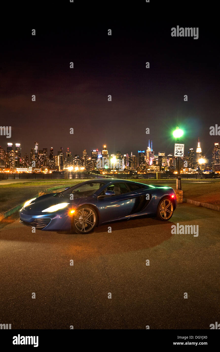 McLaren MP4 12C auf der New Jersey Shore mit Blick auf New York bei Nacht. Stockfoto