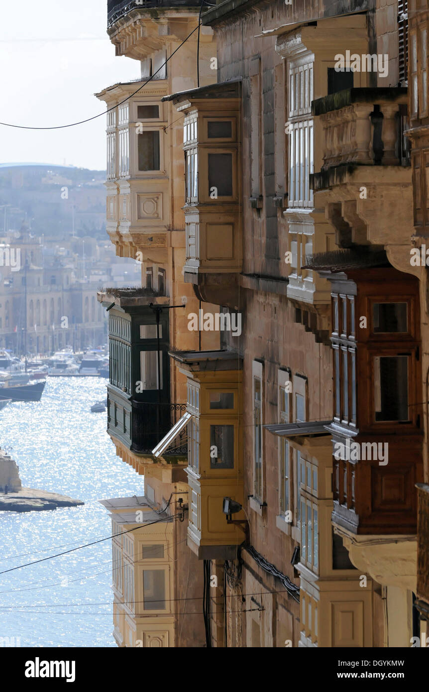 Balkon, Reihe von Häusern, Altstadt von Valletta, Malta, Europa Stockfoto