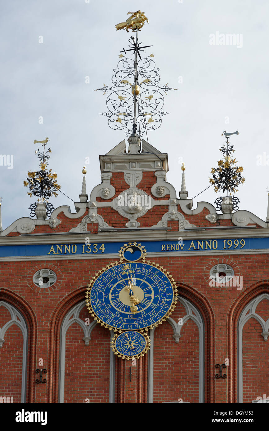 Uhr auf Haus der Mitesser, Rathausplatz, Altstadt, Riga, Lettland, Europa Stockfoto