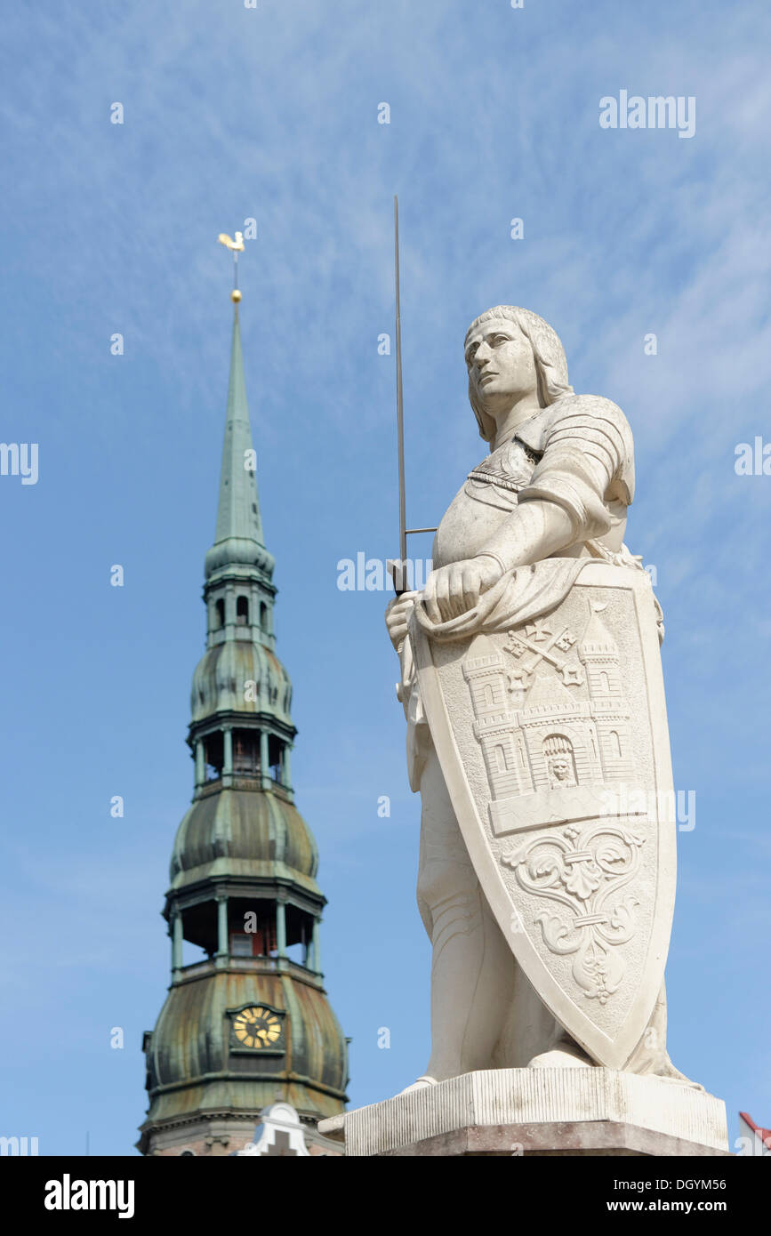 Statue von Roland, St.-Petri Kirche, Rathausplatz, Altstadt Zentrum, Riga, Lettland, Europa Stockfoto
