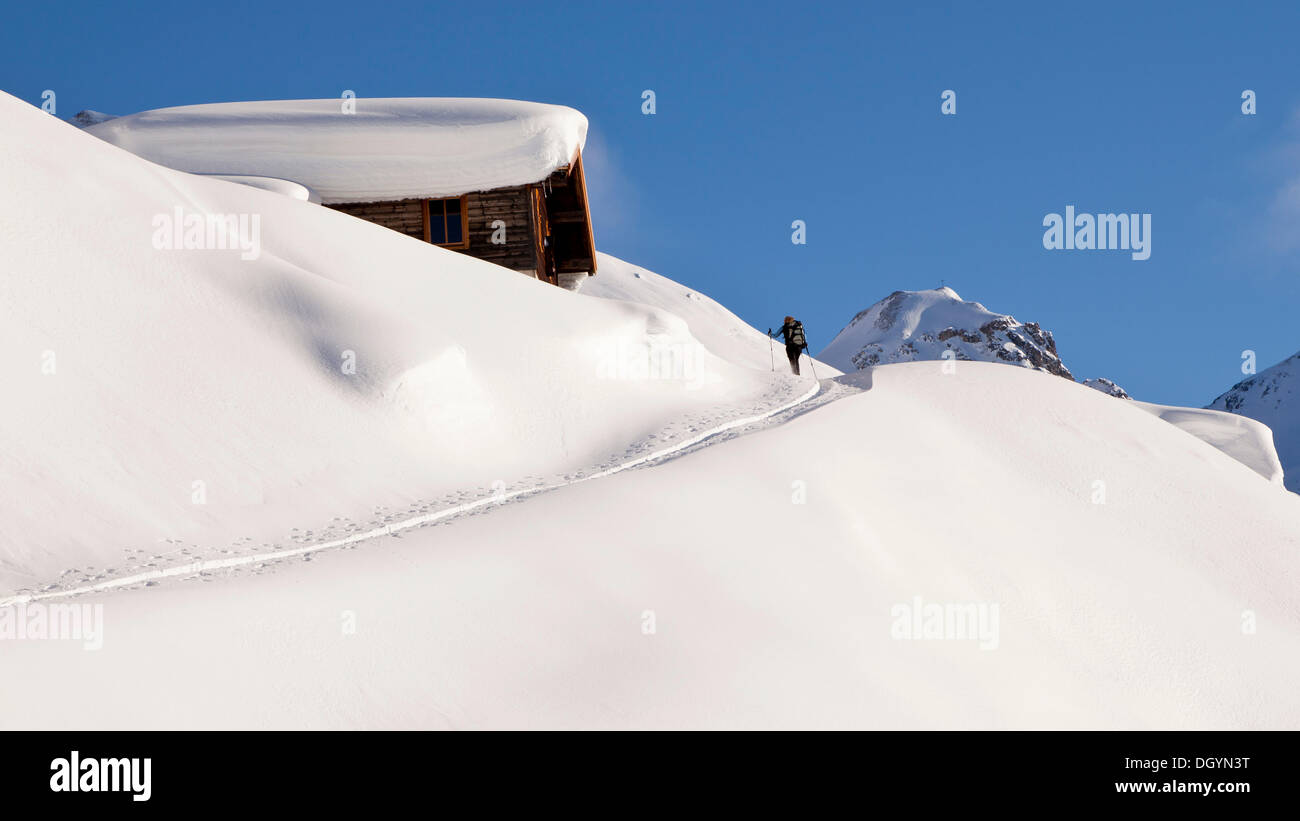 Weibliche Backcountry Skifahrer und eine Almhütte, Tuxer Alpen, Nordtirol, Tirol, Österreich, Europa Stockfoto