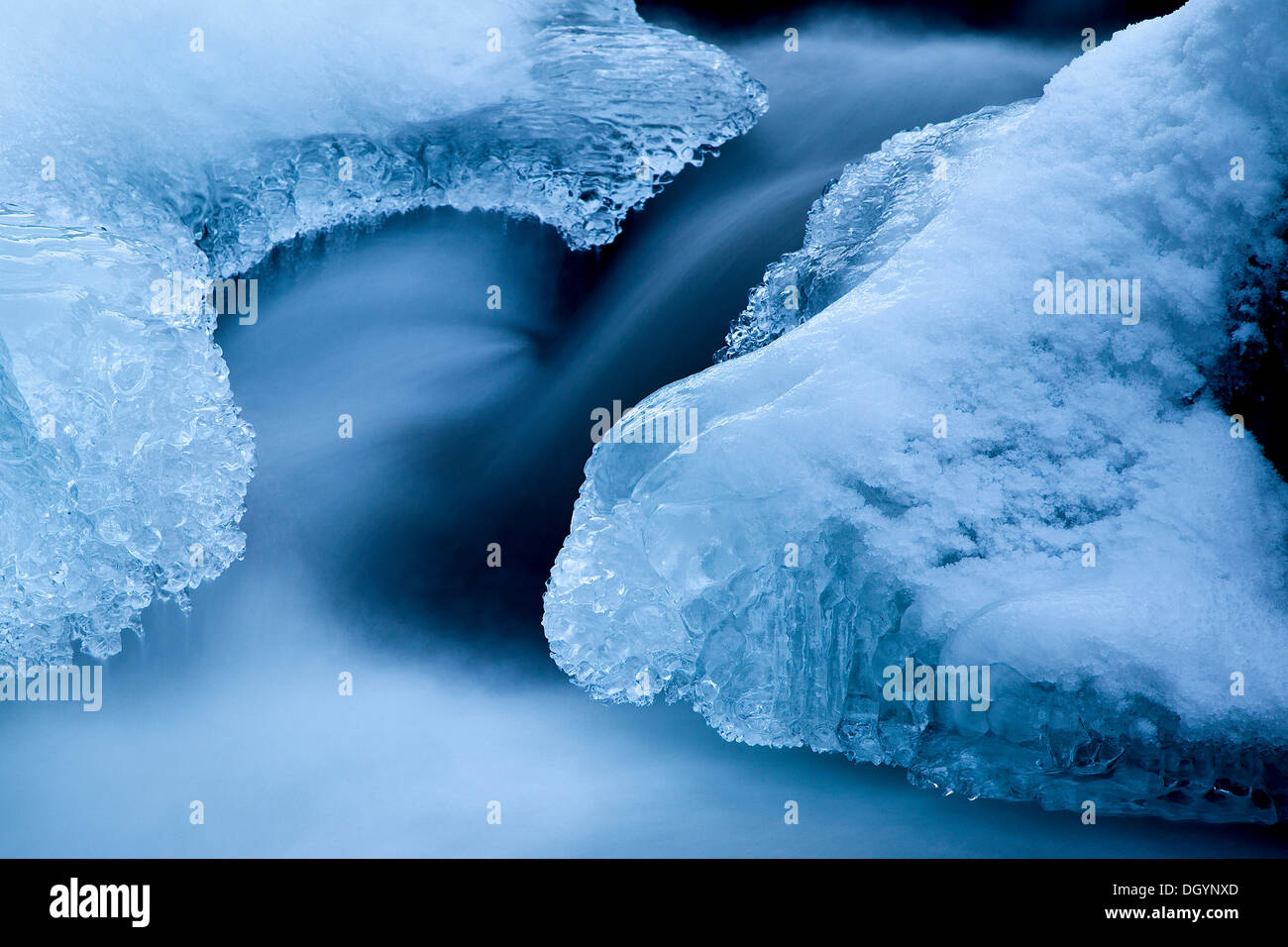 Eisformationen in einem Gebirgsbach im Winter, Tirol, Österreich Stockfoto