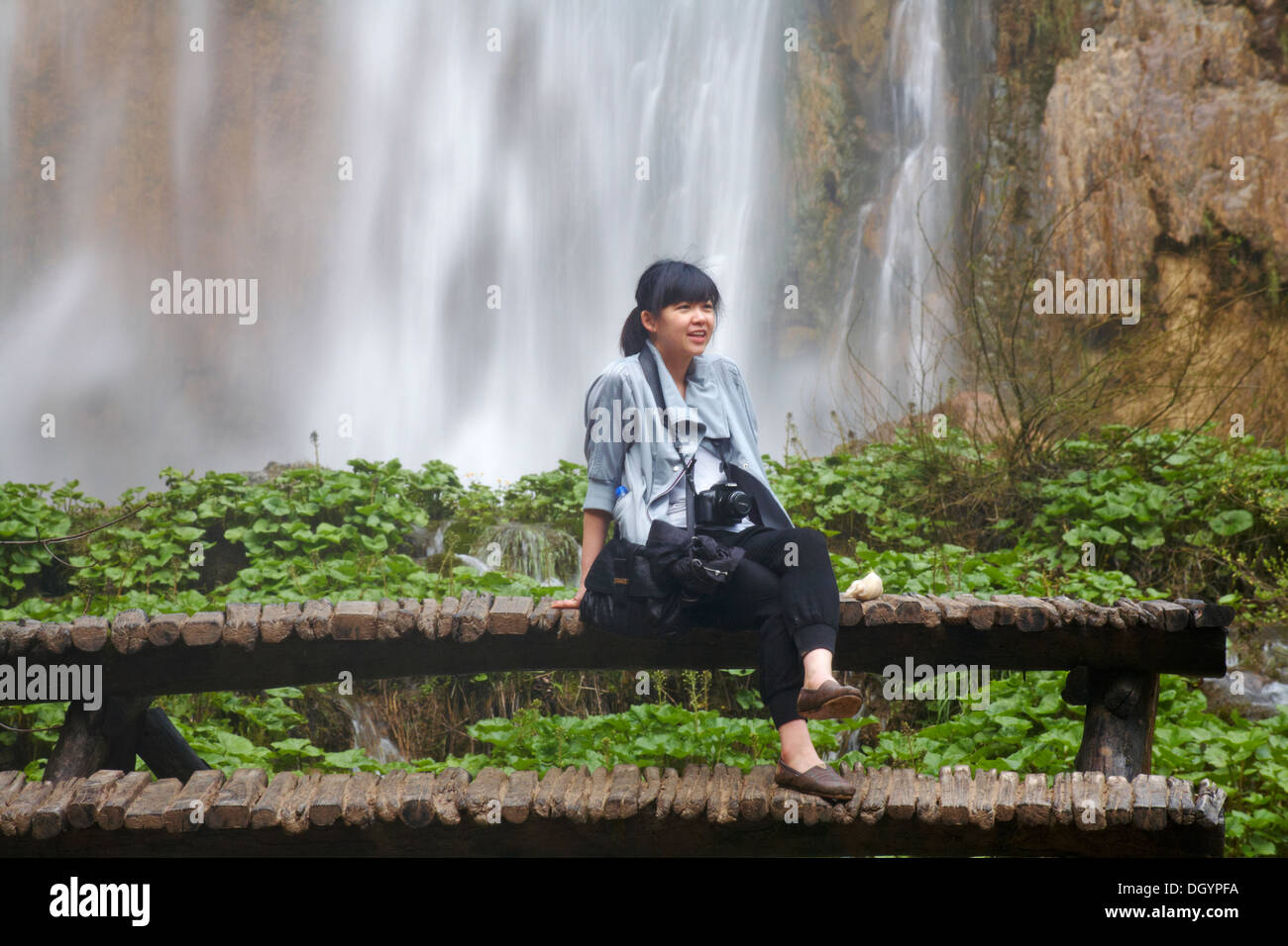 Wasserfälle und Seen des Nationalparks Plitvicer Seen, UNESCO-Weltkulturerbe, in Kroatien im Mai - Touristen posieren für ein Foto Stockfoto