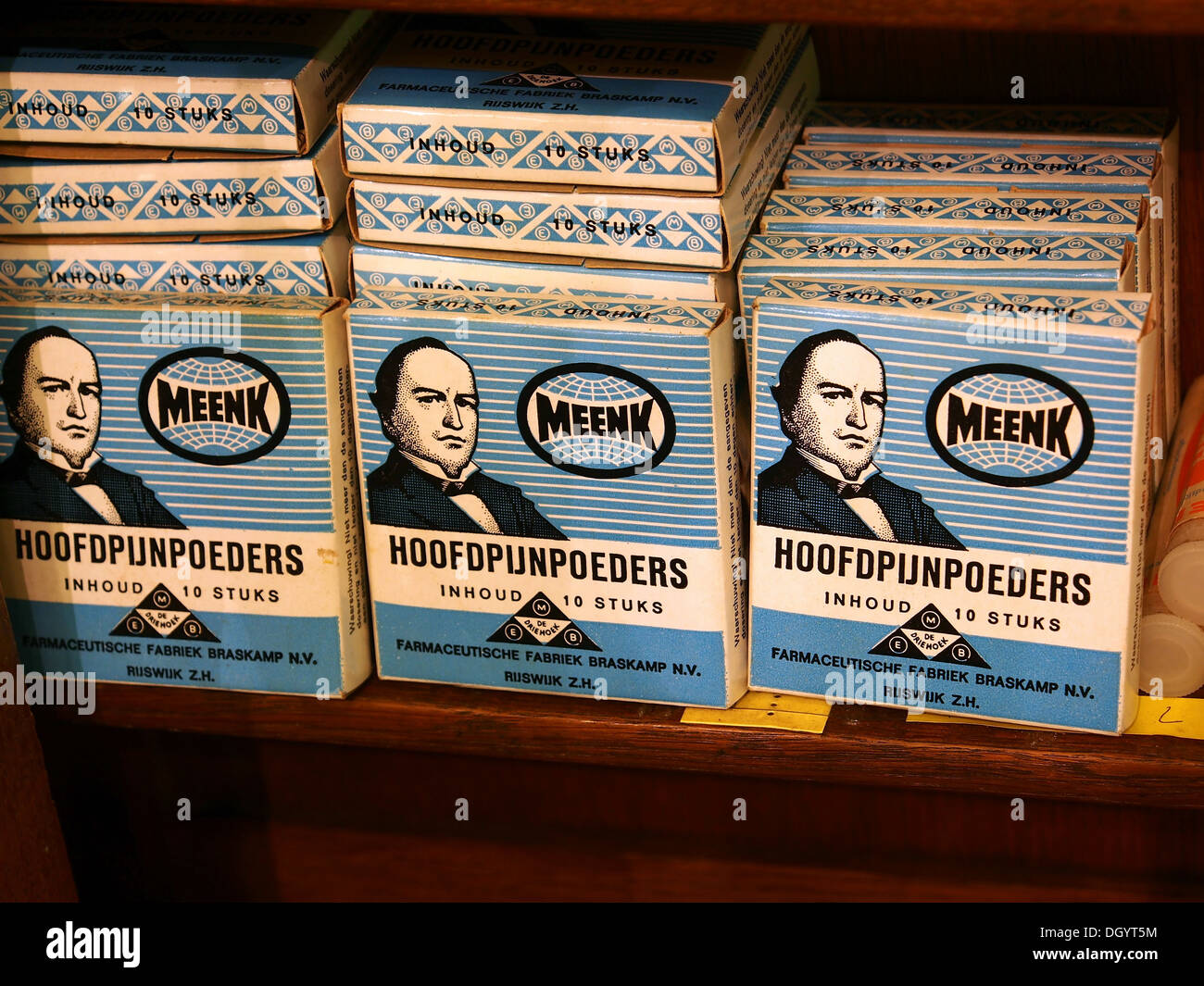 Diese Sammlung enthält alte de Driehoek Kopfschmerzpulverdosen von Braskamp nv, die Beispiele für frühe medizinische Verpackungen aus der Mitte des 20. Jahrhunderts sind. Stockfoto