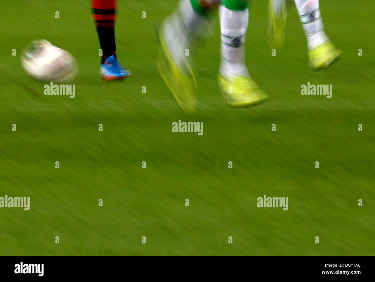 Mönchengladbach, Deutschland. 27. Oktober 2013. Fussball, Fußball, Mšnchengladbach, Deutschland, Deutschland 1. Bundesliga, 1.Division, 10. Spieltag, Borussia Dortmund Mšnchengladbach-Eintracht Frankfurt 4-1 Im Borussia-Park in Mšnchengladbach bin 27. 10. 2013 Verwischte Regierungssitzes von Fu§ballspieler Im Kampf um den Ballnorbert Schmidt / Alamy Live News Stockfoto