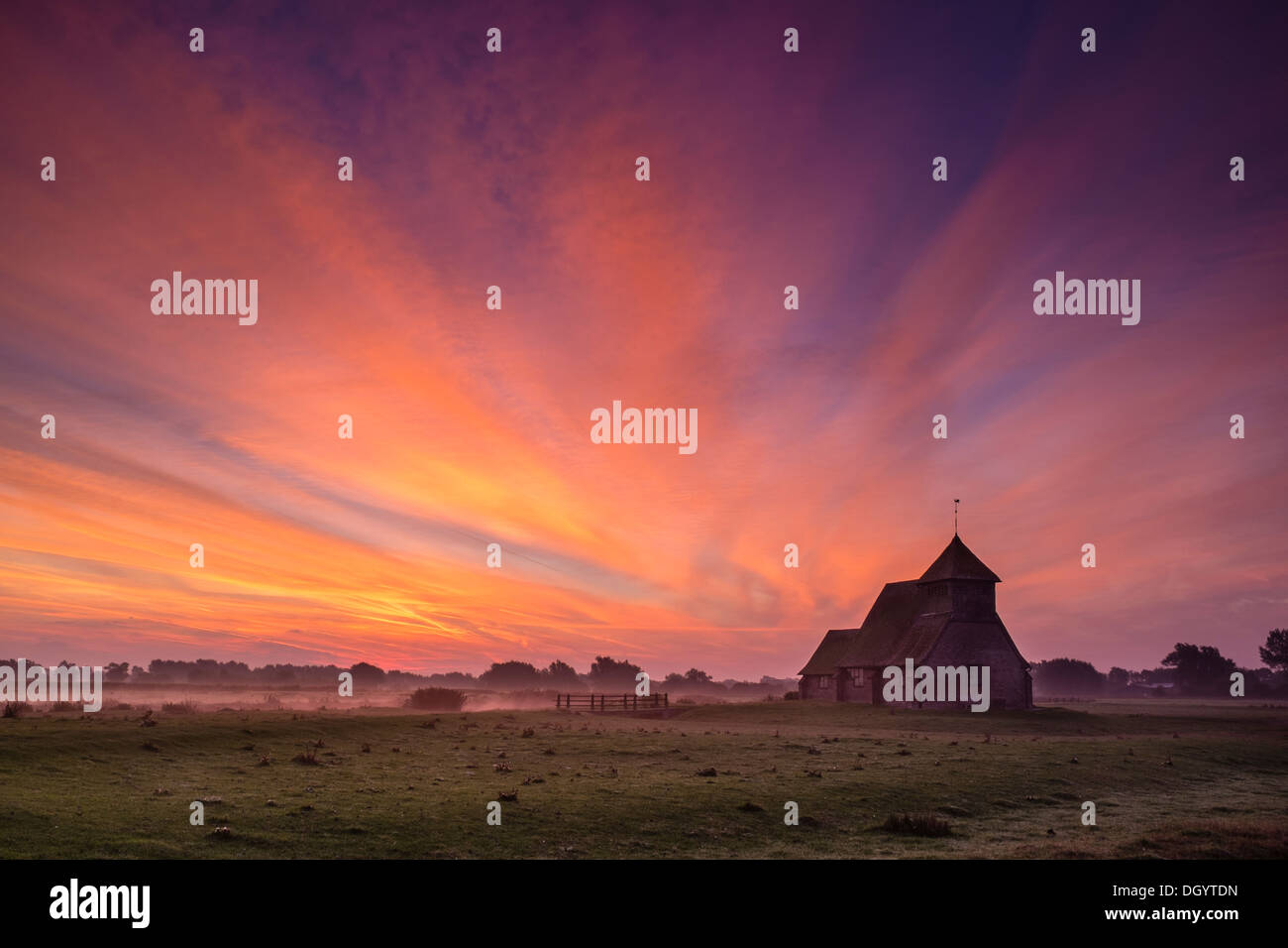 St.-Thomas-Kirche befindet sich ein Becket, auch oft als Fairfield Kirche auf der Romney Marsh in Kent, England Stockfoto