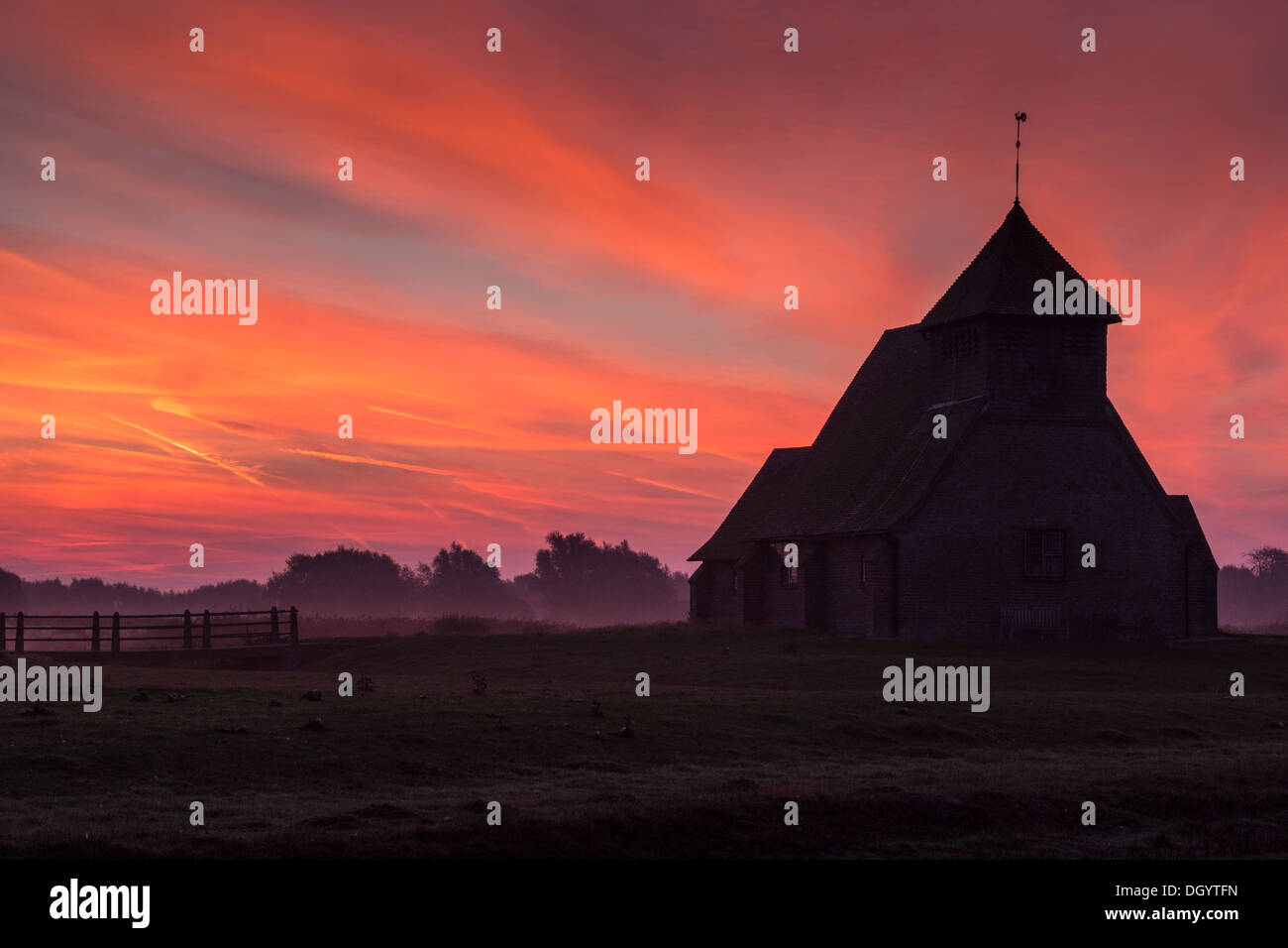 St.-Thomas-Kirche befindet sich ein Becket, auch oft als Fairfield Kirche auf der Romney Marsh in Kent, England Stockfoto