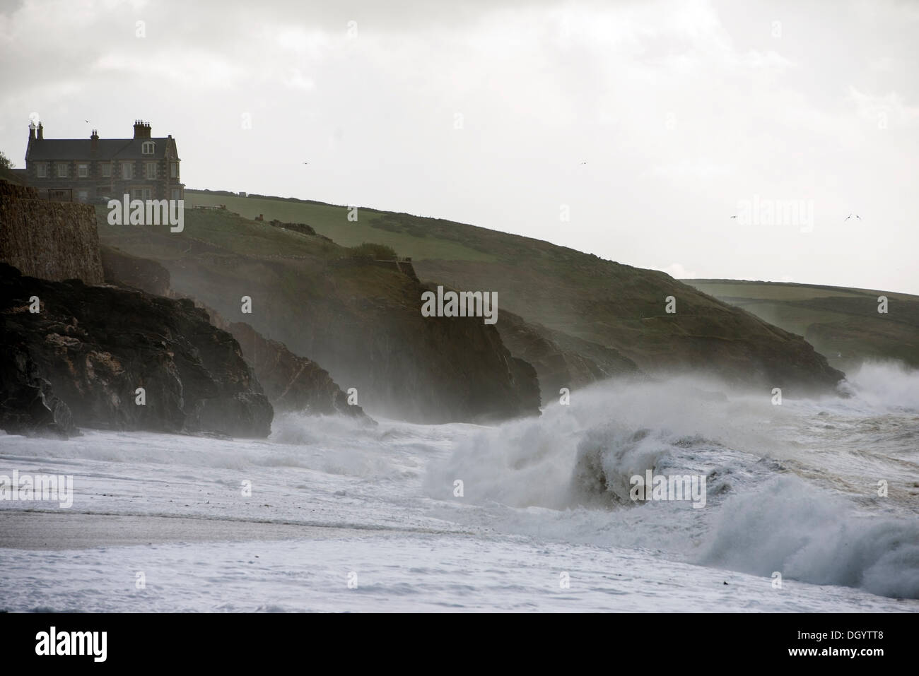 Stürmischer See am Hafendamm. Der Sturm, genannt St. Jude, brachte das windigste Wetter Großbritannien seit 1987 getroffen. © Bob Sharples/Alamy Stockfoto