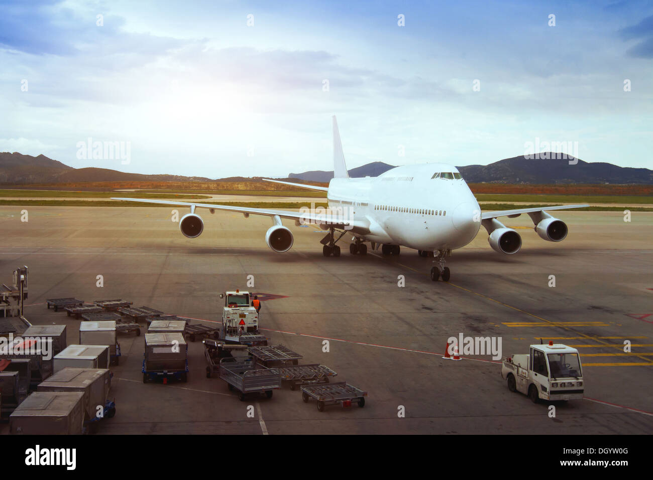 Abstrakte Flugzeug auf dem Flughafen in bewölkten Tag Stockfoto